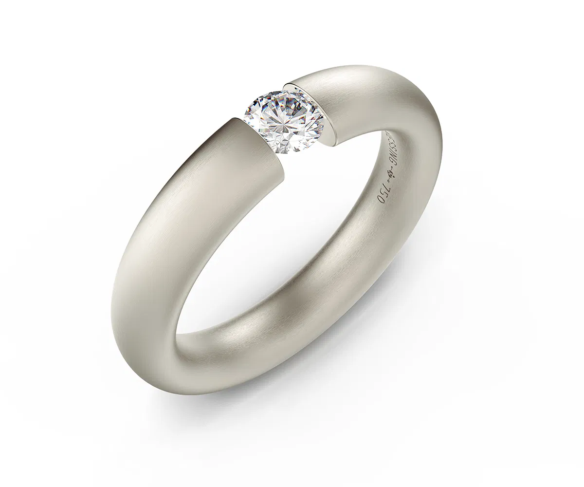 De Niessing Spanring® Oval is een klassiek design. De steen lijkt te zweven en doorbreekt met zijn glans de oneindigheid van de ring. Eenvoudig en gewoon goed. Een ring met een ovale diameter is de perfecte basisvorm omdat hij zonder scherpe randen rond de vinger past. De vorm is symmetrisch, consequent en in perfect evenwicht.