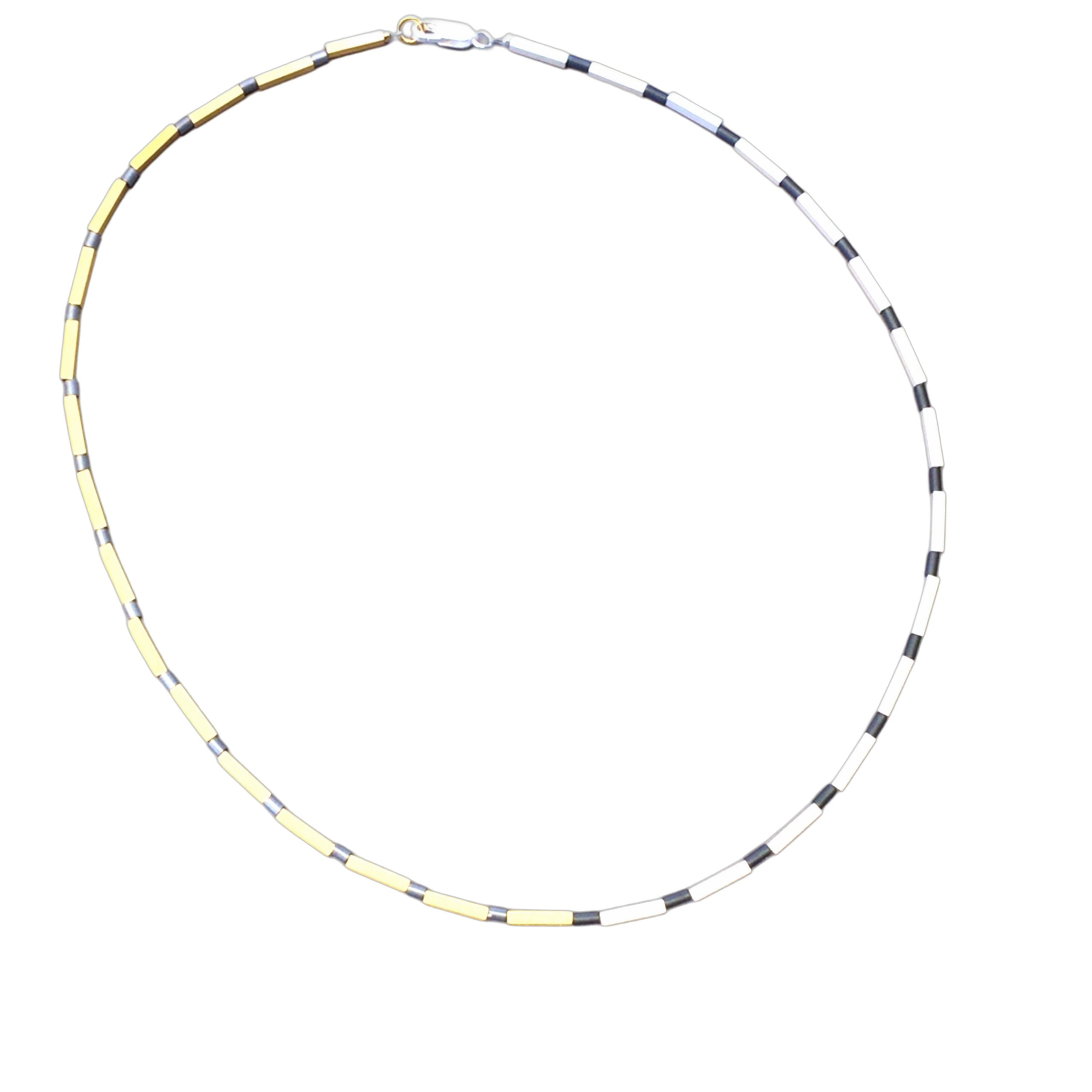 Halsschmuck gearbeitet in Silber, teilweise vergoldet, mit Hämatit. Karabiner Verschluss. Länge 45 cm