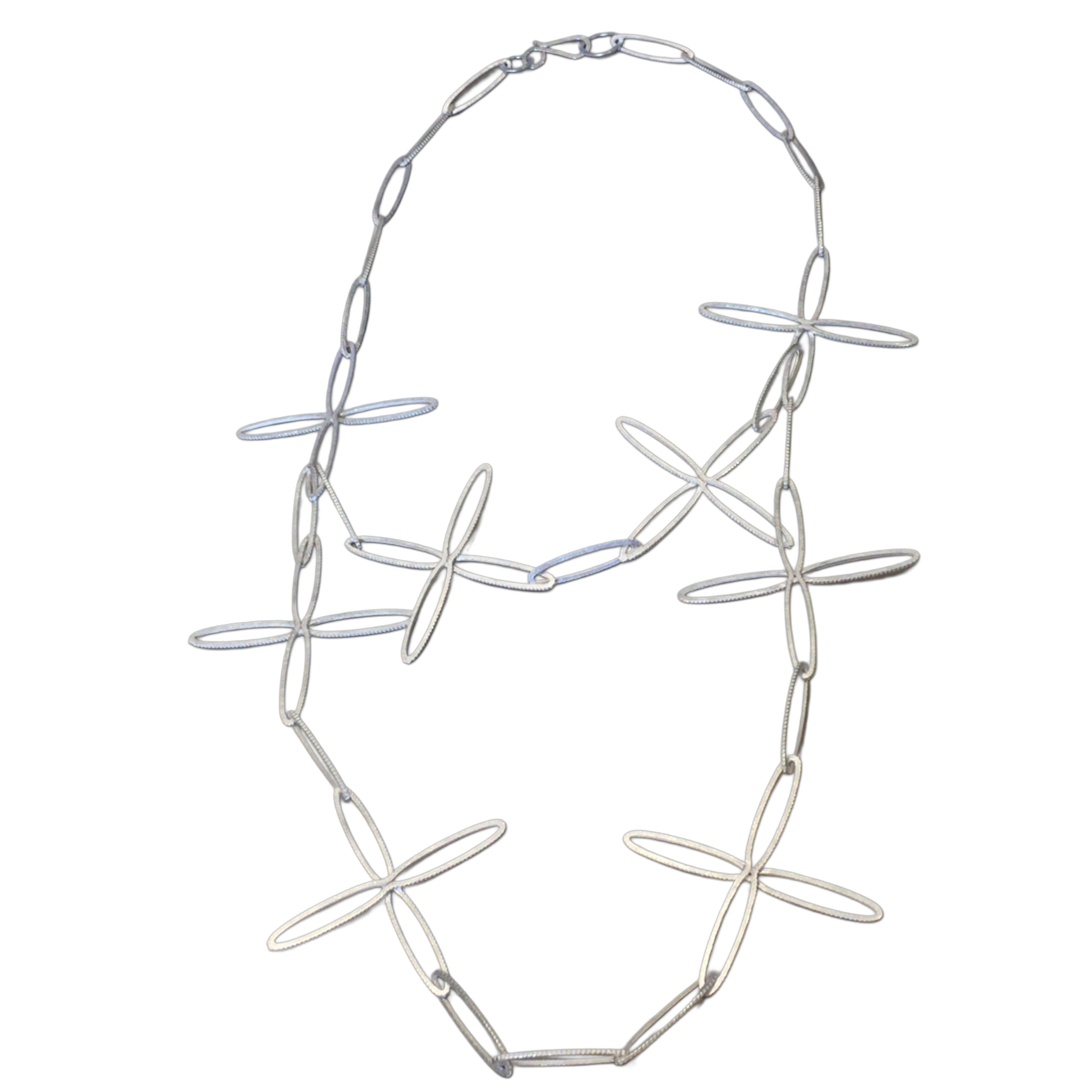 Das Produkt "Silbercollier Blüten" mit der Modellnummer 16153 ist ein stilvolles Schmuckstück der Kategorie JEWEL und vom Typ NECKLACE. Dieses elegante Collier besticht durch sein florales Design und eignet sich ideal für besondere Anlässe. Tragen Sie es am besten als Highlight zu einem schlichten Outfit, um seinen Charme voll zur Geltung zu bringen.