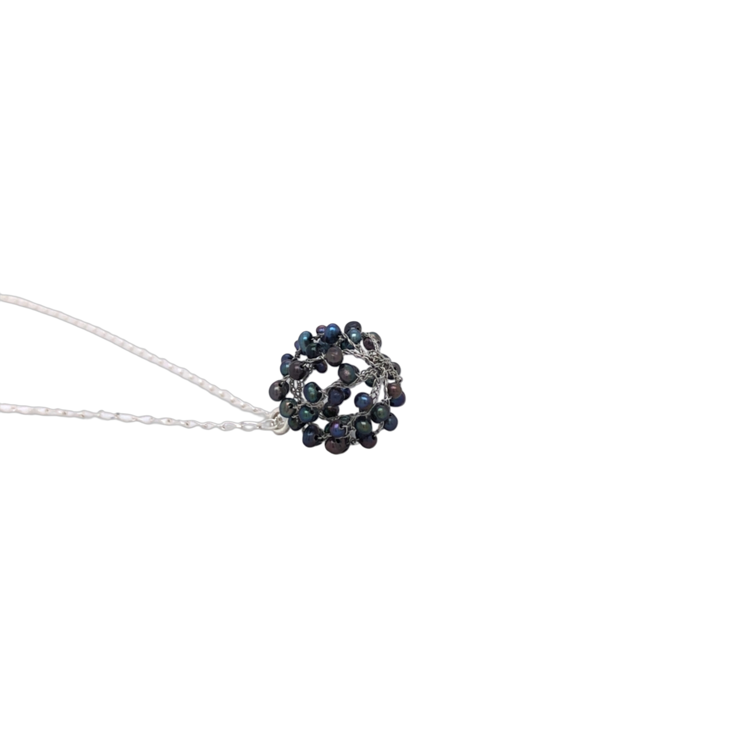 Halsschmuck gearbeitet in Silber, filigraner Schmuck in traditioneller Klöppeltechnik. Perlen grau.