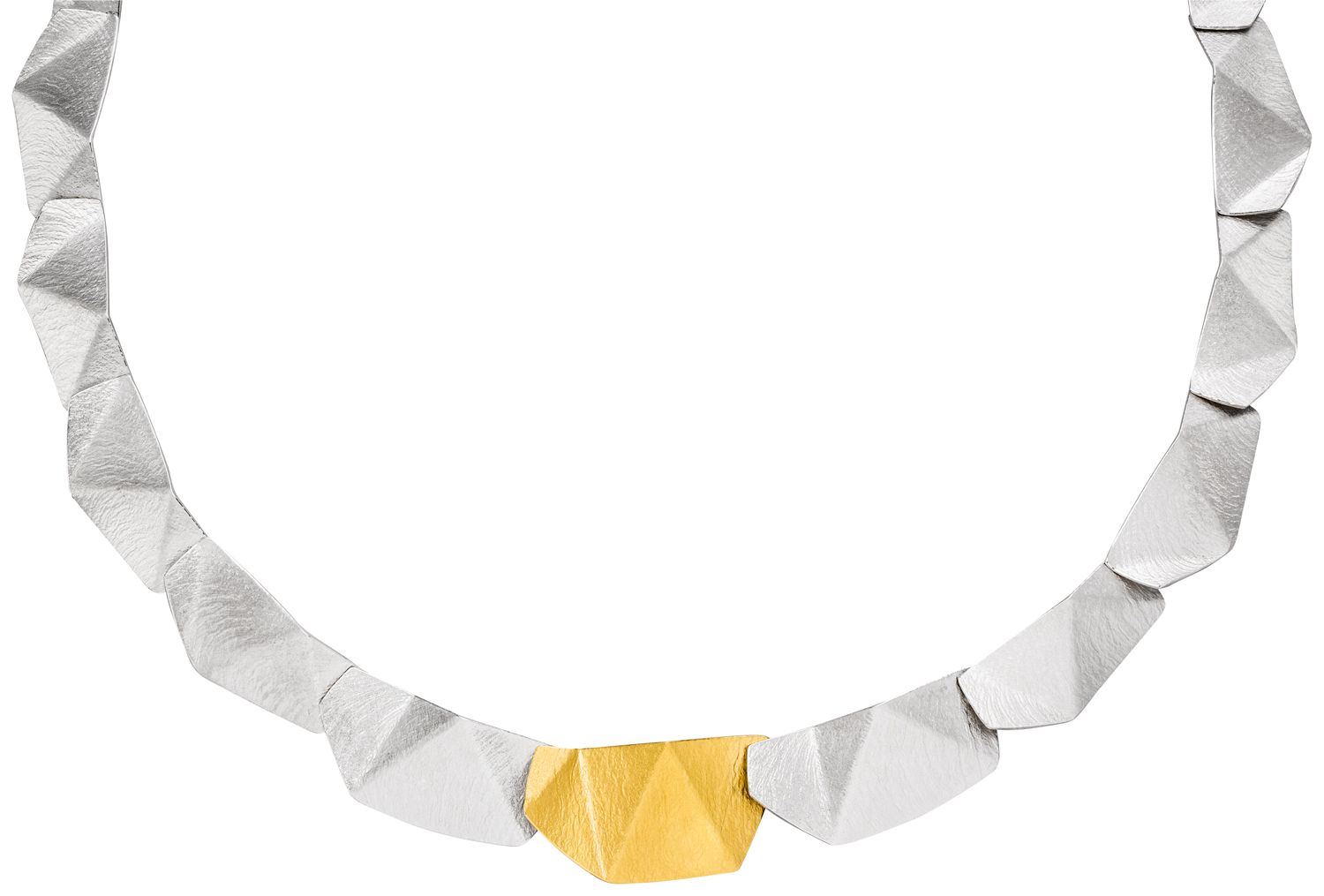 De handgemaakte design sieraden van MANU zijn stuk voor stuk iconen waarmee de drager zijn persoon onderstreept. Een bijzondere edelmetalen en contrastrijke combinaties kenmerken MANU.
