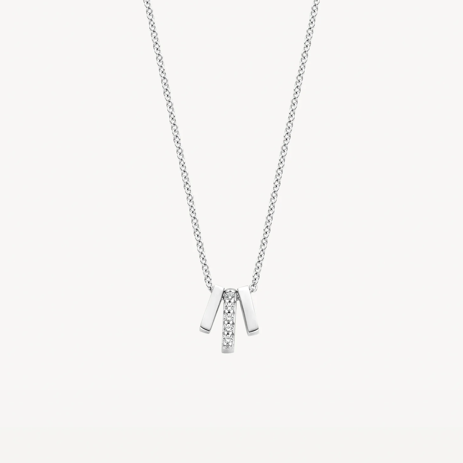 Blush Jewels worden met zorg, liefde en oog voor detail gemaakt van 14 karaat goud. Dit collier { 3122WZI } is een subtiele blikvanger, door de combinatie van het witgouden collier en de staafjes als detail.De zirkonias in het middelste staafje laten de hanger sprankelen en maken dit collier tot de perfecte "finishing touch" voor iedere gelegenheid.Blush Jewels worden geleverd in een Blush cadeauverpakking. 
Wear your Blush. - Wear your Blush