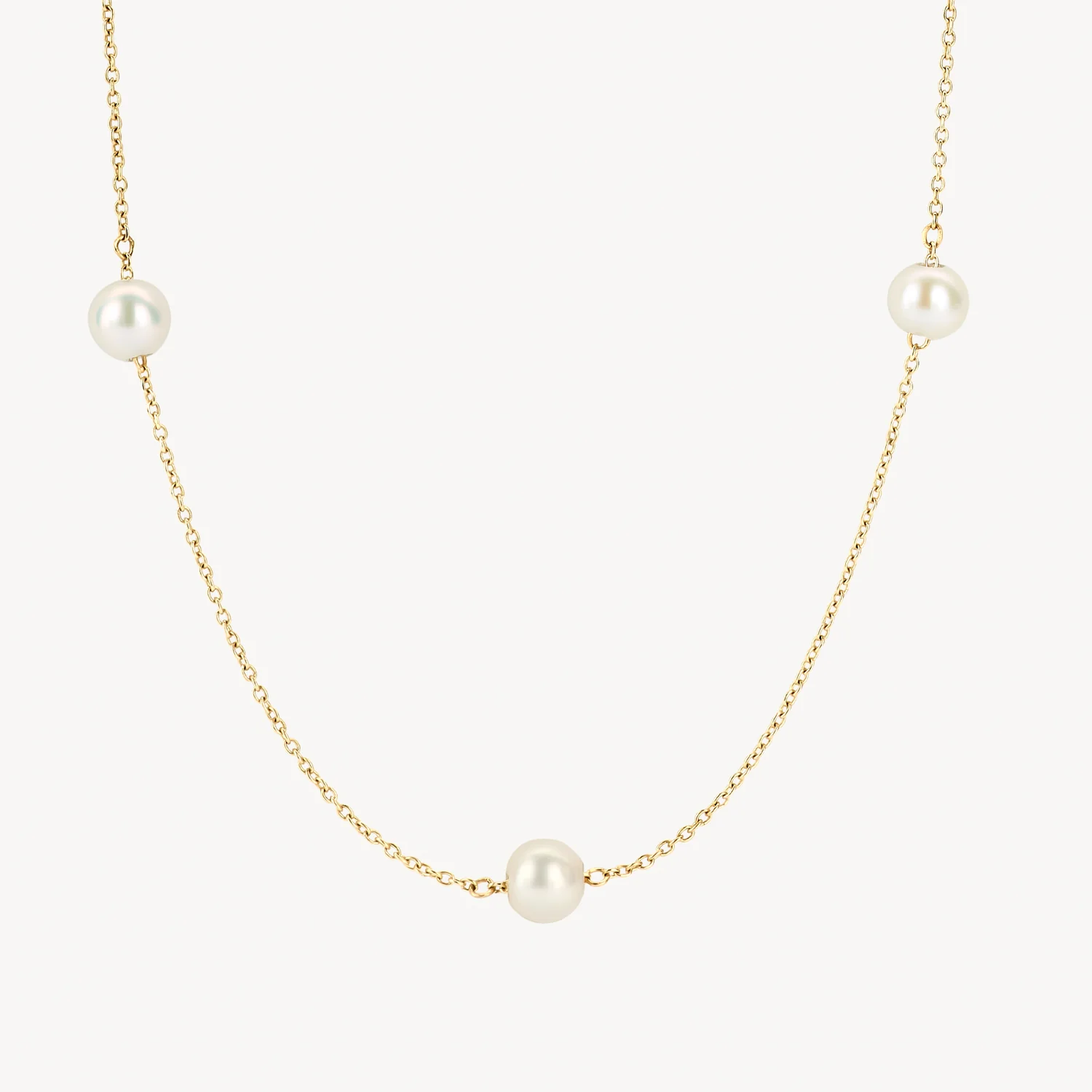Dit prachtige gouden collier is versierd met glinsterende parels, waardoor het een elegante en luxe uitstraling heeft. Het collier heeft een lengte van 42cm en is perfect voor het toevoegen van een vleugje glamour aan elke outfit. Draag het collier met een mooie avondjurk voor een chique look, of combineer het met een casual outfit voor een trendy twist.