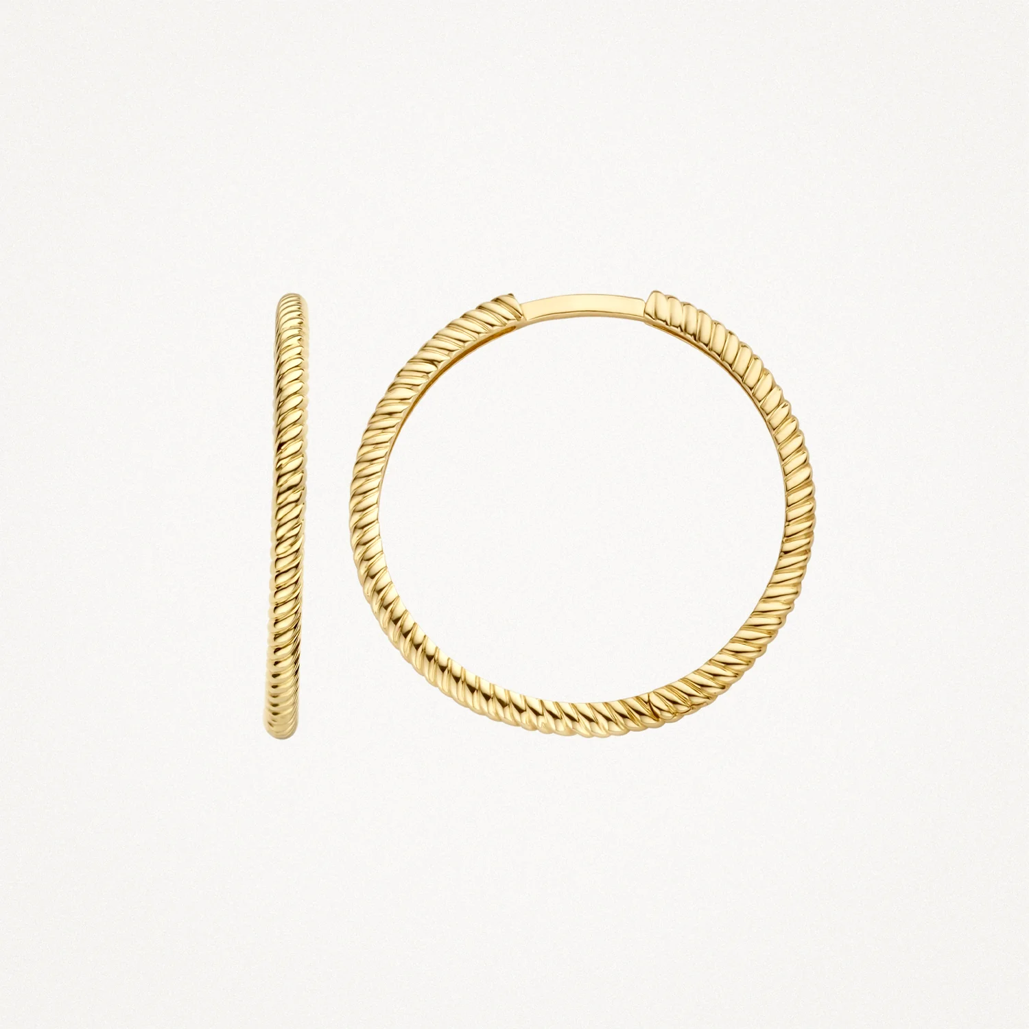 Alsof een gouden draad zich eromheen heeft gewikkeld: dat geeft deze ronde 14k geelgouden oorringen een heel speelse uitstraling. De doorsnede is 20 mm en de oorringen staan prachtig op zichzelf, maar matchen ook mooi met andere (oor)sieraden uit onze collectie.
