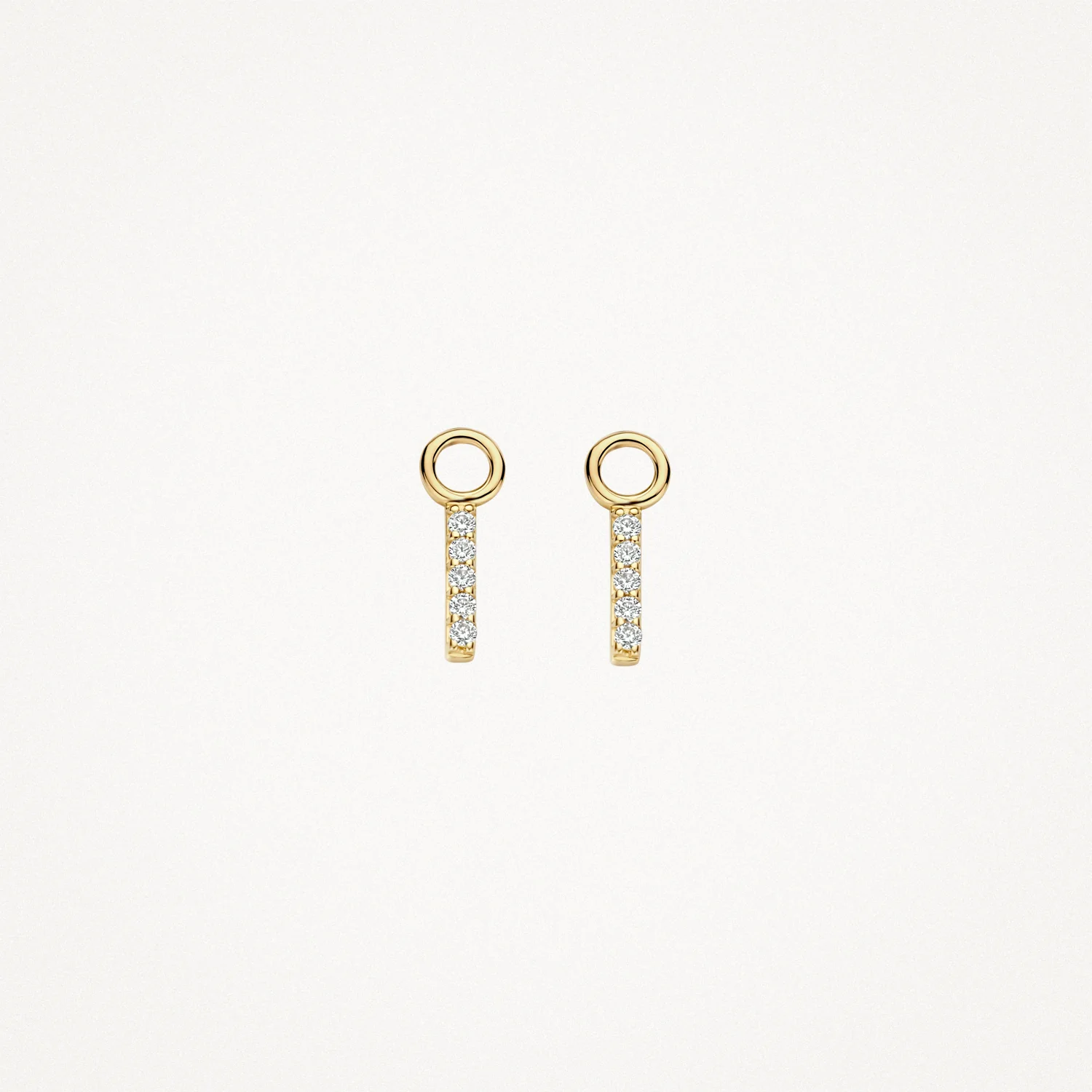 Deze langwerpige oorhangers van 14k geelgoud bezet met zirkonia’s vallen op door hun strakke minimalistische design. Ze zijn 10 mm lang en 1,2 mm breed. Heel mooi om alleen te dragen of gecombineerd met andere (oor)sieraden uit onze collectie.