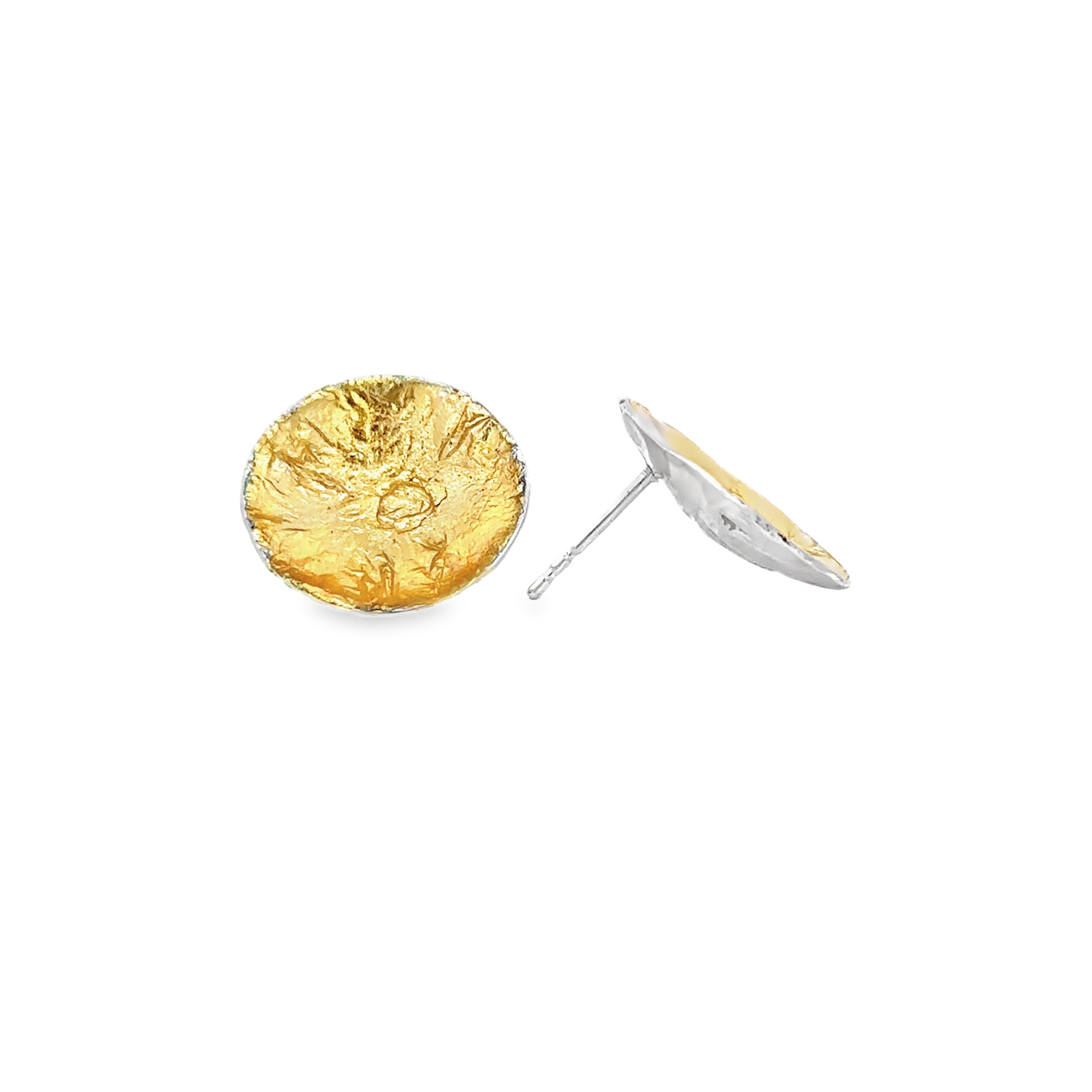 Die Ohrstecker Blattgold unter Emaille, Modellnummer 22081, sind elegante Schmuckstücke mit Blattgold-Design unter schützender Emaille. Diese stilvollen Ohrstecker passen perfekt zu sowohl lässigen als auch formellen Outfits. Am besten tragen Sie sie als dezente Akzentstücke zu Hochsteckfrisuren oder kurzen Frisuren, um den schimmernden Glanz hervorzuheben. Ein Must-have für jeden Schmuckliebhaber.