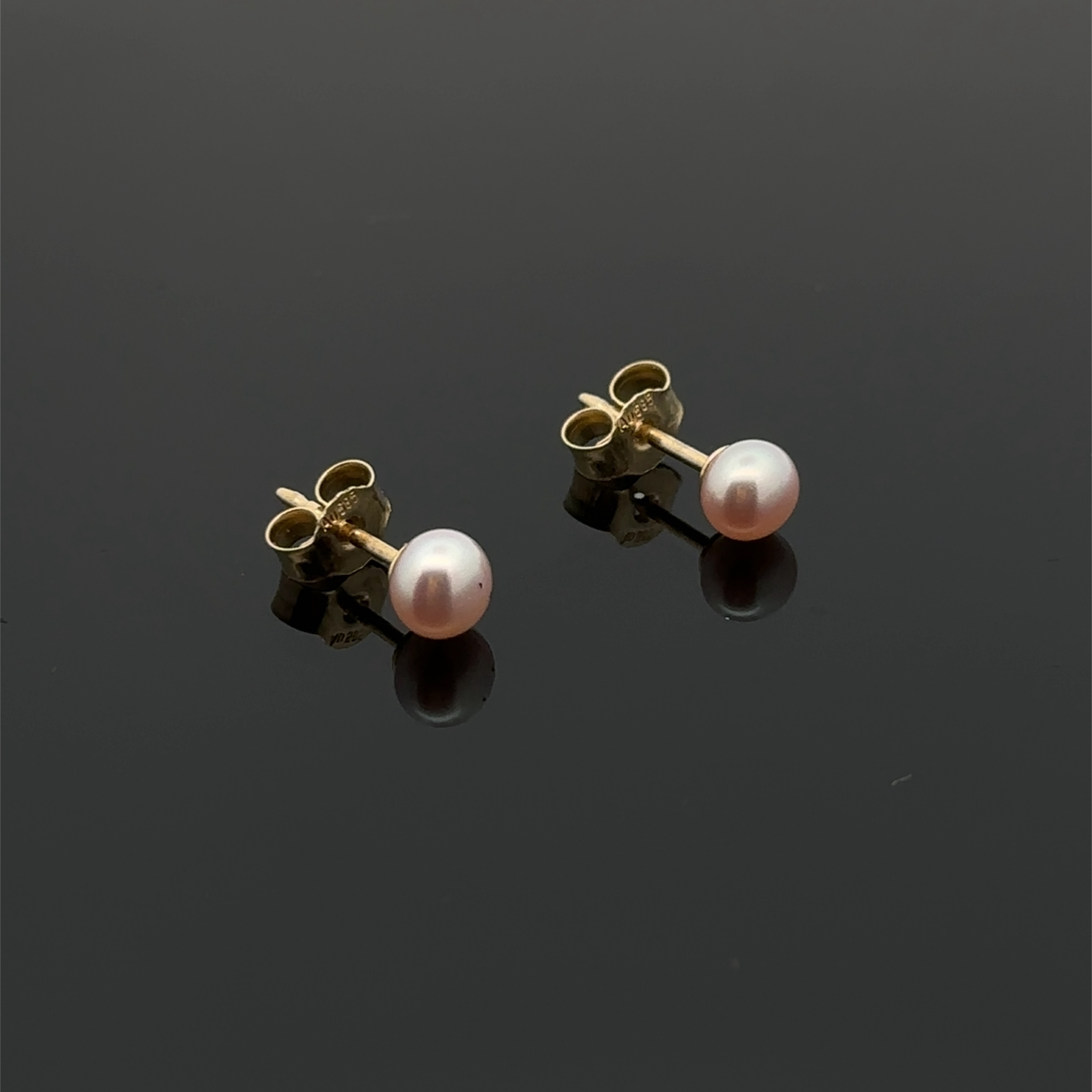Die Ohrstecker Gold 585 mit Süßwasserperlen, 5mm rosé zeichnen sich durch ihre elegante und zeitlose Gestaltung aus. Sie gehören zur Kategorie Schmuck und sind als Steckerohrringe klassifiziert. Ideal für formelle Anlässe oder als tägliches Accessoire, verleihen sie jedem Outfit einen Hauch von Raffinesse und Klasse.