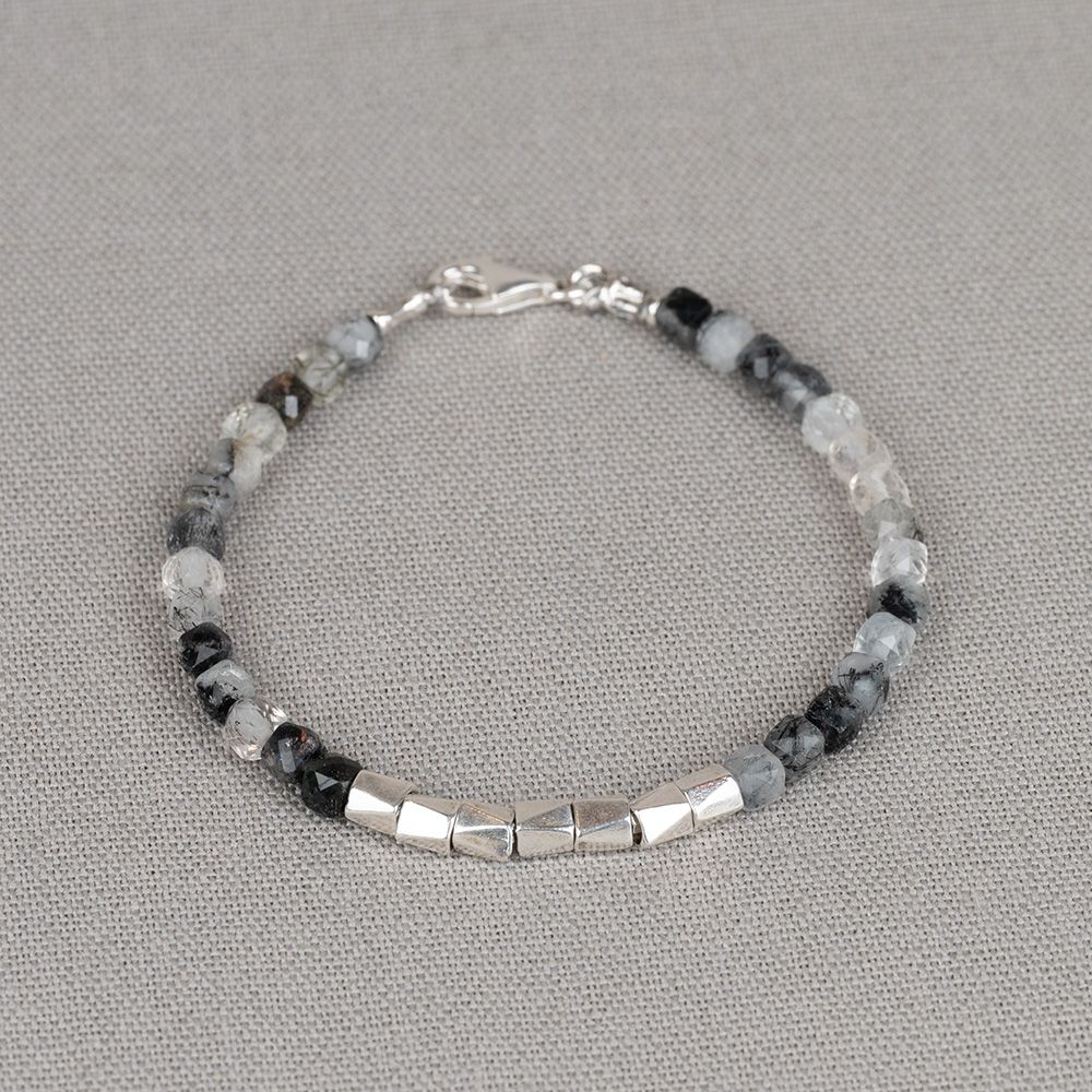 Armband gemaakt van de edelsteen Black Rutielkwarts en zilveren hoekige tubes.