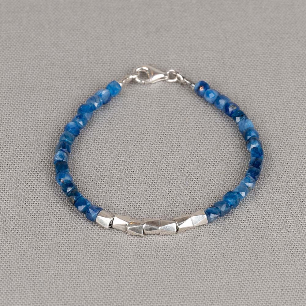 Armband gemaakt van de edelsteen Kyaniet en zilveren hoekige tubes.