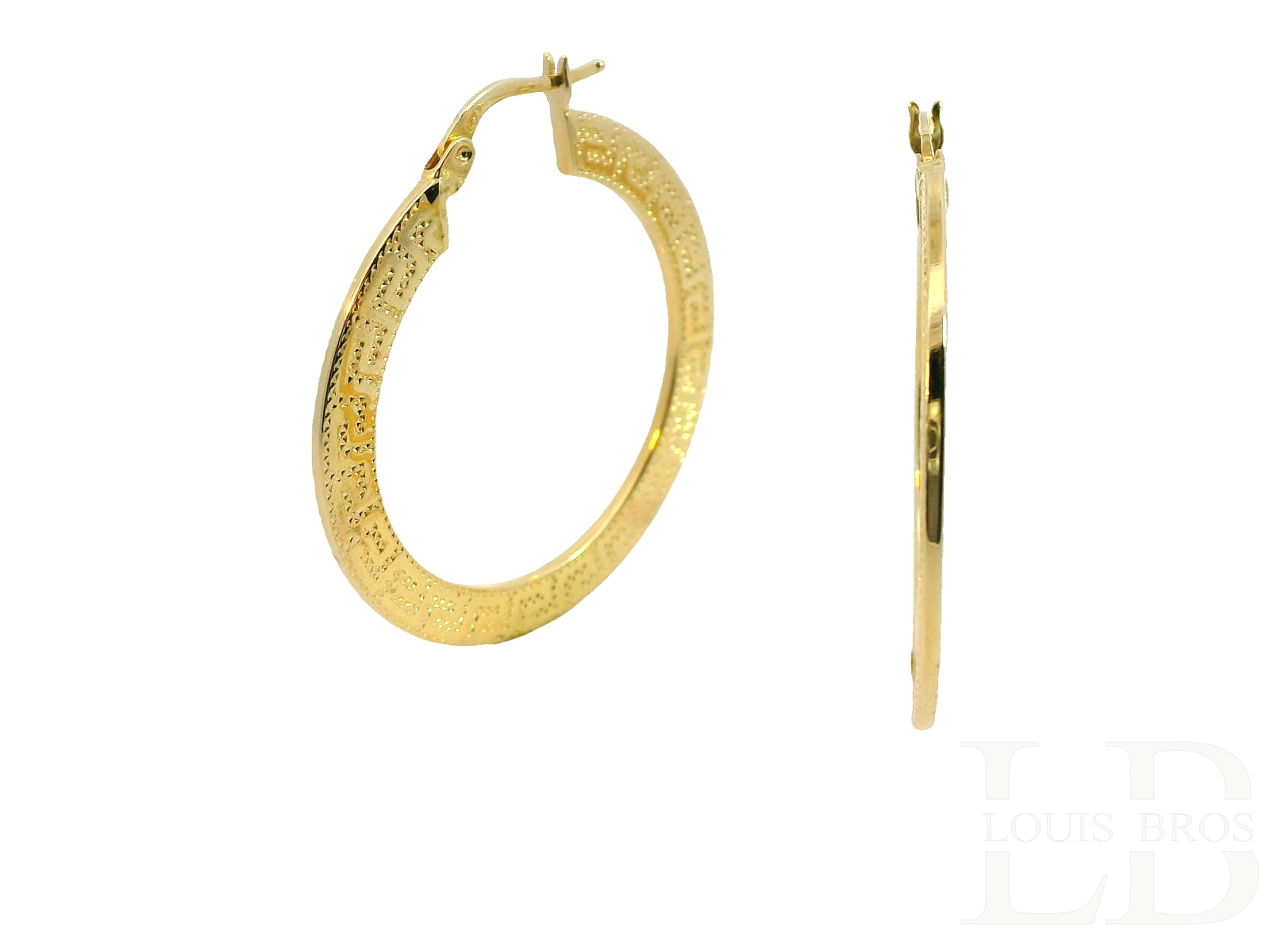 Dit is een elegante set gouden oorbellen in de klassieke hoepelstijl, ontworpen met een subtiele textuur en een verfijnd patroon langs de buitenrand. De oorbellen lijken vervaardigd uit hoogwaardig goud,14-karaats (3.5 gr) en tonen een delicaat gravurepatroon dat een luxe uitstraling geeft.
De sluiting is een scharnierende kliksluiting, wat zorgt voor een stevige en comfortabele pasvorm. Vanuit de zijaanzichtfoto is te zien dat de oorbellen een slank profiel hebben, wat bijdraagt aan hun lichte draagbaarheid zonder in te boeten aan stijl.