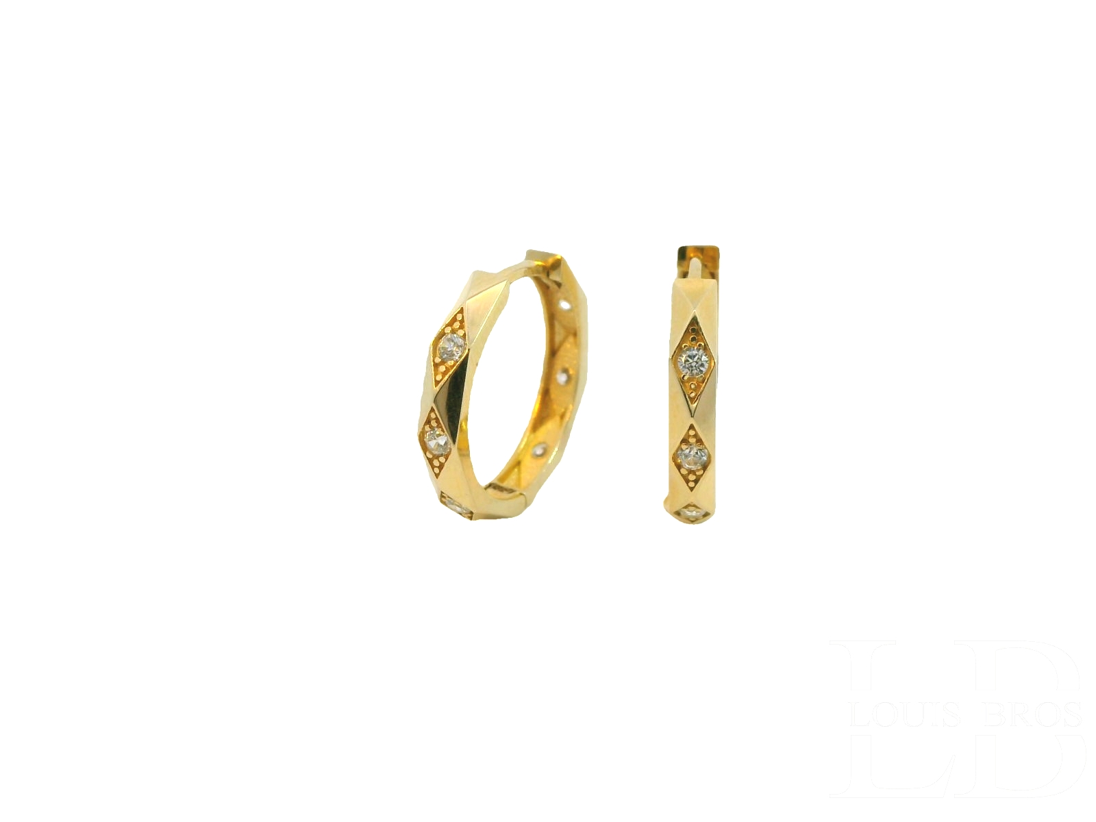 Dit is een elegant paar 14-karaat geelgouden hoepeloorbellen (3.72 gr) met een verfijnd en geometrisch ontwerp. De oorbellen hebben een facettenstructuur, waarbij ruitvormige uitsparingen zijn versierd met fonkelende zirkonia. Dit zorgt voor een prachtige schittering en een luxe uitstraling.
De oorbellen hebben een slanke en subtiele vorm, waardoor ze zowel tijdloos als modern ogen. Ze sluiten met een handige scharniersluiting, wat zorgt voor een comfortabele en veilige pasvorm.