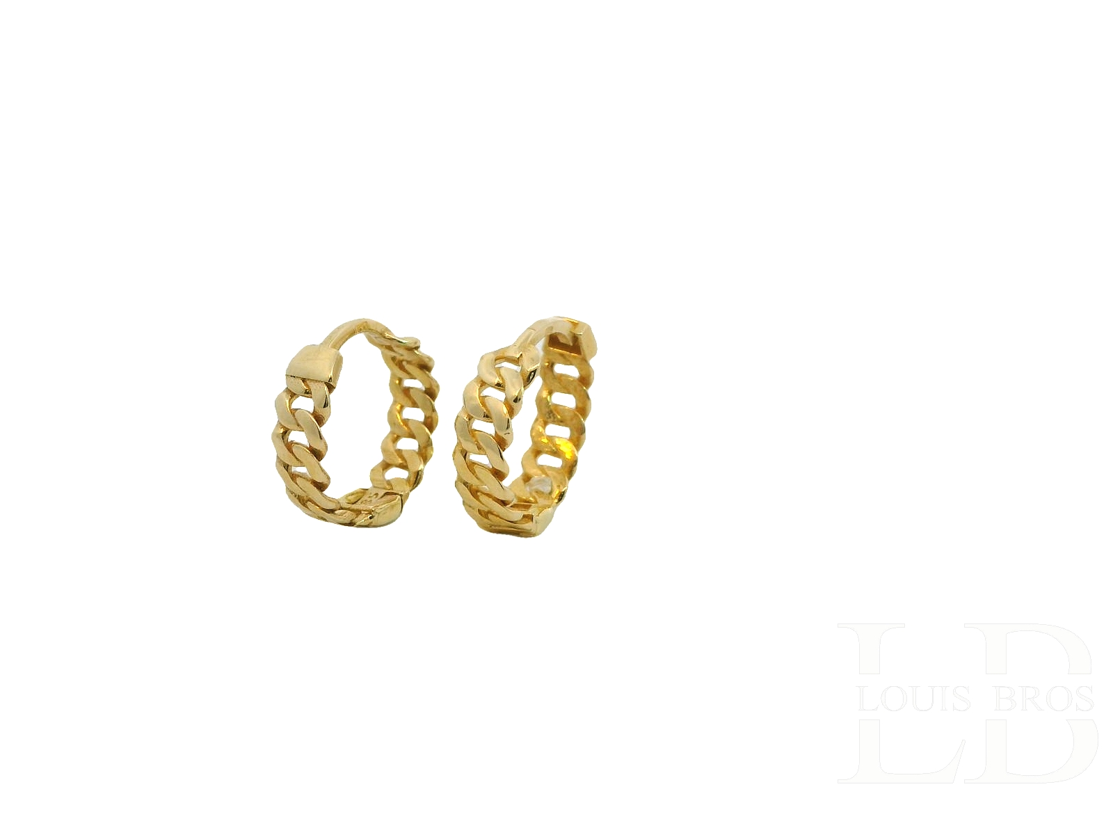 Deze stijlvolle 14-karaat geelgouden oorringen (2.61 gr) zijn ontworpen in een trendy chain-stijl, wat ze een moderne en luxueuze uitstraling geeft. De schakels van de ring zijn elegant met elkaar verbonden, waardoor de oorbellen een speelse maar verfijnde look krijgen.
Dankzij het hoogwaardige 14-karaat goud hebben de oorringen een warme glans en zijn ze duurzaam, perfect voor dagelijks gebruik of speciale gelegenheden. De stevige sluiting zorgt voor een comfortabele en veilige pasvorm.
Deze tijdloze en modieuze oorringen zijn ideaal voor wie houdt van subtiele luxe en een unieke twist aan een klassieke hoepelvorm wil toevoegen. Ze combineren moeiteloos met andere sieraden en passen bij elke outfit, van casual tot chique.