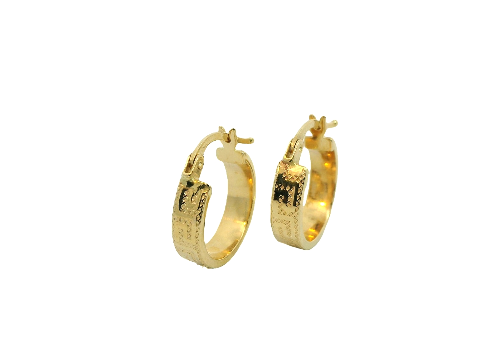 Deze prachtige 14 karaat geelgouden oorringen (2.11 gr) hebben een stijlvol en elegant ontwerp. Ze zijn voorzien van een subtiel gegraveerd patroon met een Griekse sleutelmotief, wat een klassieke en tijdloze uitstraling geeft. De combinatie van hoogglans en matte afwerking zorgt voor een verfijnd contrast, terwijl de stevige scharniersluiting zorgt voor een comfortabele en veilige pasvorm. Deze oorringen zijn perfect voor zowel dagelijks gebruik als speciale gelegenheden en vormen een mooie aanvulling op elke sieradencollectie.
