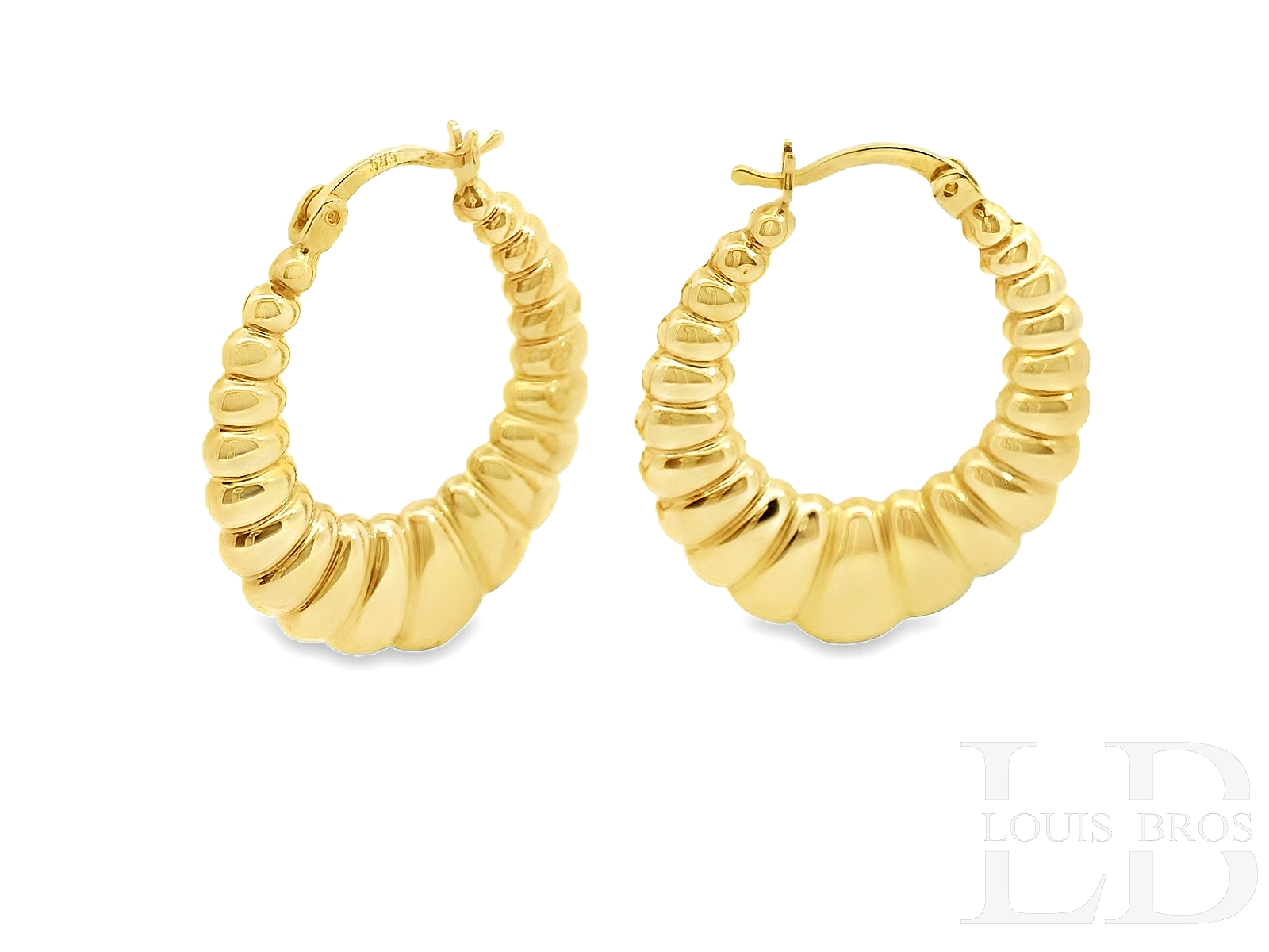 Deze elegante 14 karaat geelgouden oorbellen (4.05 gr) hebben een opvallend gedraaid en bolvormig ontwerp, wat zorgt voor een luxe en unieke uitstraling. De gedetailleerde afwerking en hoogglanspolijsting geven de oorbellen een stralende glans. Dankzij de stevige scharniersluiting zijn ze comfortabel en veilig om te dragen. Deze tijdloze oorringen zijn perfect voor zowel dagelijkse elegantie als speciale gelegenheden en vormen een prachtige aanvulling op elke sieradencollectie.