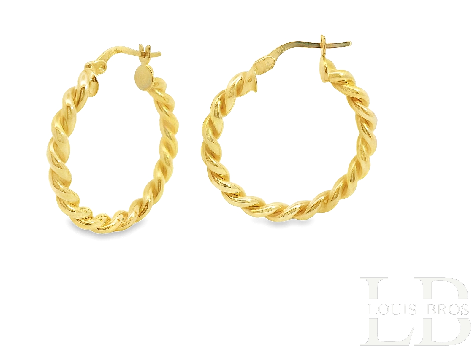 Deze schitterende 14 karaat geelgouden oorringen (3.71 gr) hebben een elegant gedraaid ontwerp dat zorgt voor een luxueuze en tijdloze uitstraling. De subtiele draaiing in het goud geeft een speels effect en vangt het licht prachtig op, waardoor de oorbellen extra schitteren. Dankzij de stevige scharniersluiting zijn ze comfortabel en veilig om te dragen. Deze oorringen zijn een perfecte aanvulling op elke sieradencollectie en geschikt voor zowel dagelijkse elegantie als speciale gelegenheden.