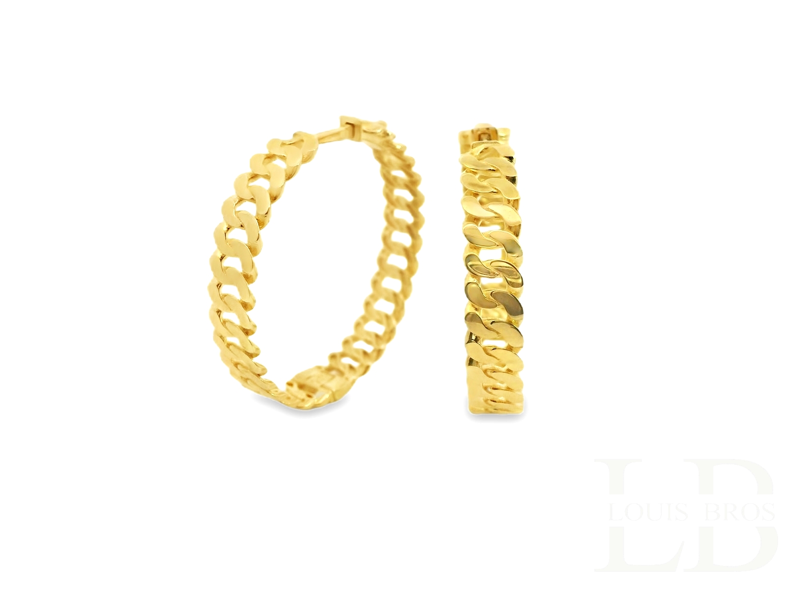 Deze stijlvolle 14 karaat geelgouden oorringen (7.28 gr) hebben een modern chain-design, wat zorgt voor een trendy en luxueuze uitstraling. Het verfijnde schakelmotief geeft de oorbellen een speels en dynamisch effect, terwijl de hoogglans afwerking zorgt voor een prachtige glans. Dankzij de stevige scharniersluiting zijn ze comfortabel en veilig om te dragen. Deze oorringen zijn perfect voor zowel een casual als chique look en vormen een eigentijdse toevoeging aan elke sieradencollectie.