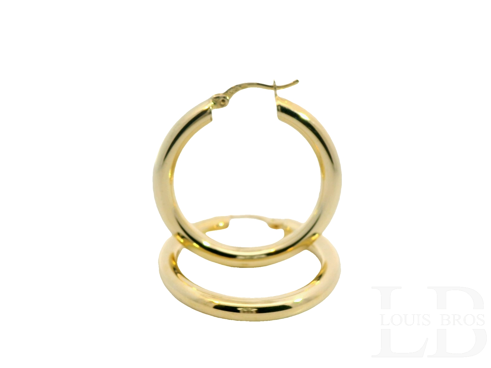 Deze tijdloze 14 karaat geelgouden oorringen (4.46 gr) hebben een klassiek en basic ontwerp, perfect voor elke gelegenheid. Dankzij hun eenvoudige, elegante vorm stralen ze subtiele luxe uit en passen ze moeiteloos bij elke stijl. De hoogglans afwerking zorgt voor een prachtige glans, terwijl de stevige scharniersluiting zorgt voor een comfortabele en veilige pasvorm. Deze veelzijdige oorringen zijn een must-have in elke sieradencollectie en ideaal voor zowel dagelijks gebruik als speciale gelegenheden.