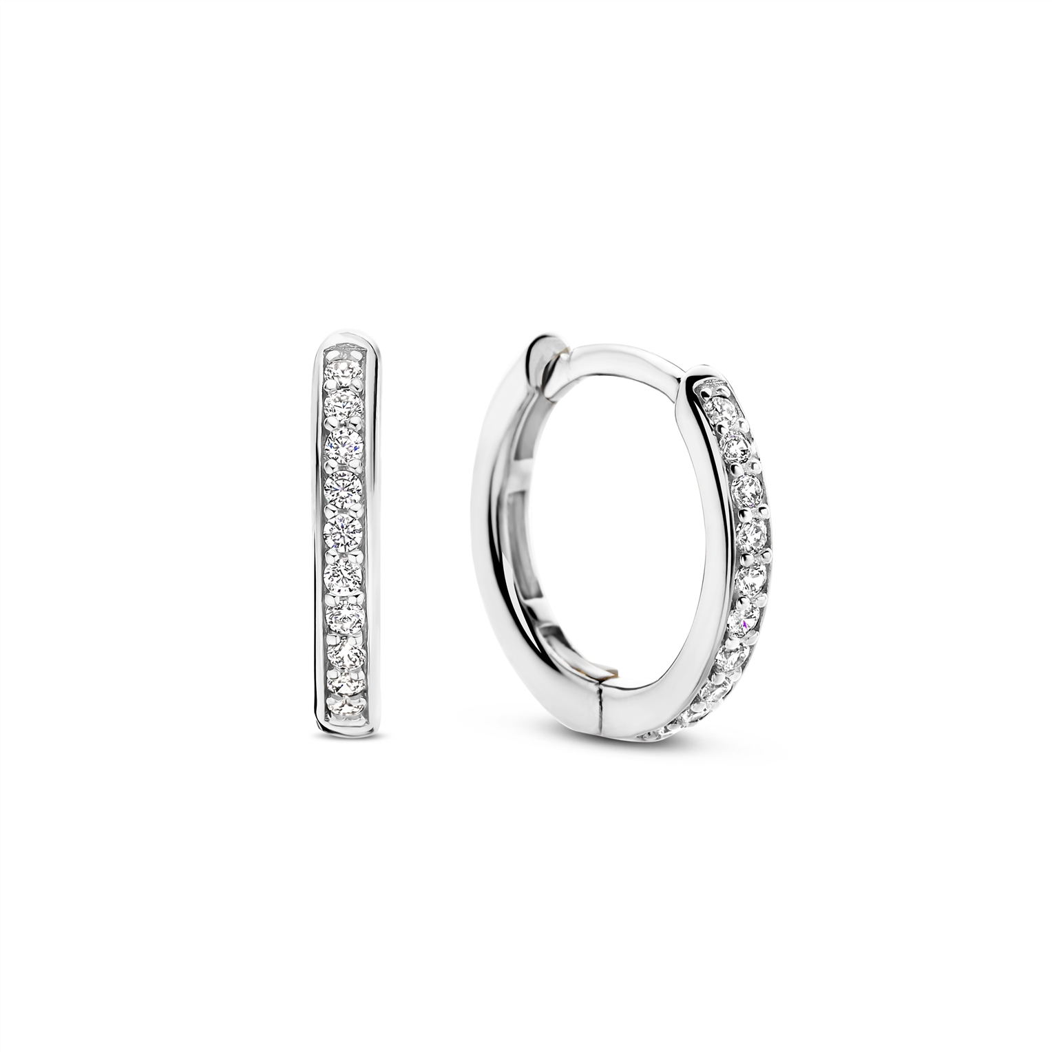 Deze dunne zilveren TI SENTO 7812ZI oorbellen zijn handgemaakt met liefde en aandacht. Deze kleine oorringen passen perfect in je oor. Een luxueuse laag platinum beschermt ze en houdt ze glanzend. Combineer ze met de kleinere dunne hoepels voor een trendy en verfijnd oor feest!


