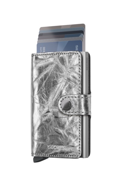 De perfecte alleskunner

Klein van formaat en verrassend groot in opslagcapaciteit. De Miniwallet combineert het beste van twee werelden. De omhulsel bevat bankbiljetten, bonnetjes en kaarten, terwijl de aluminium Cardprotector het mogelijk maakt om kaarten met één simpele beweging uit te schuiven en ze te beschermen tegen buigen, breken en ongewenste draadloze communicatie (RFID-safe).

Ruimte voor

4 verdikte of 6 platte kaarten

4 extra kaarten

Bankbiljetten

Visitekaartjes

Bonnetjes