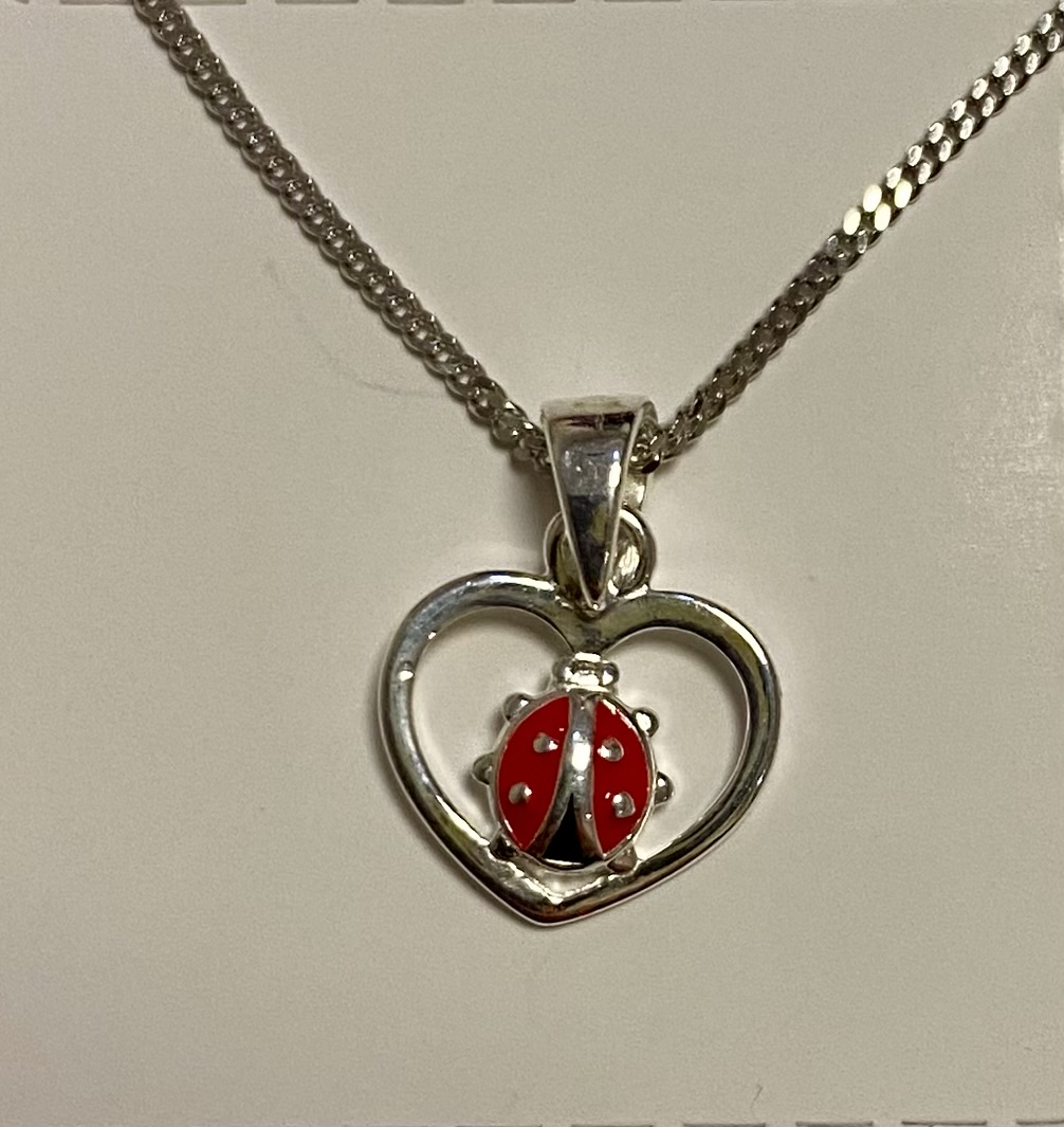 Dit Bellini collier heeft een lief hartje met een schattig lieveheersbeestje. Het collier is gemaakt van hoogwaardig materiaal en is perfect voor dagelijks gebruik of speciale gelegenheden. Draag het collier solo voor een subtiele look of combineer het met andere kettingen voor een trendy laagjes-effect. Een must-have voor elke sieradenliefhebber!