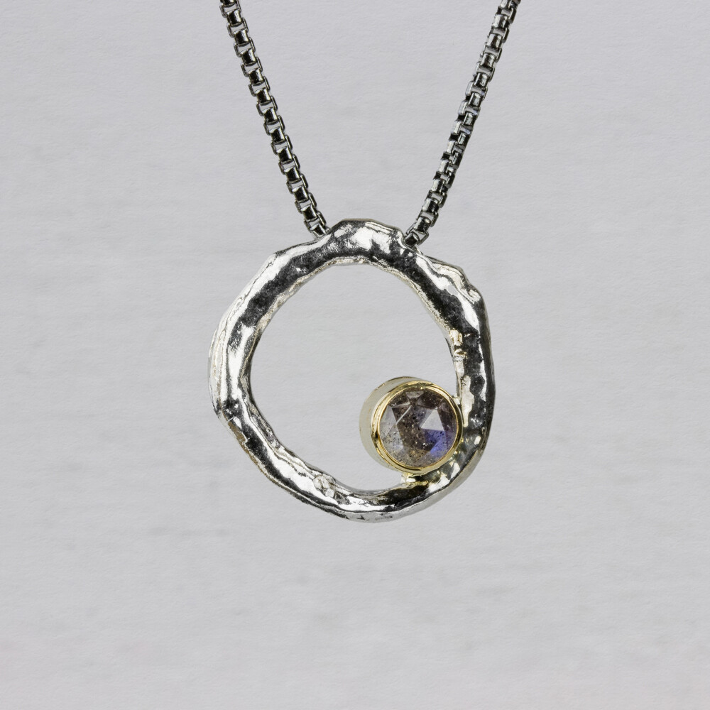Collier oxy shiny met een hanger in de vorm van een cirkel, gemaakt van 9 karaat in combinatie met Labradoriet. Combineer met andere sieraden van Jeh Jewels met Labradoriet!