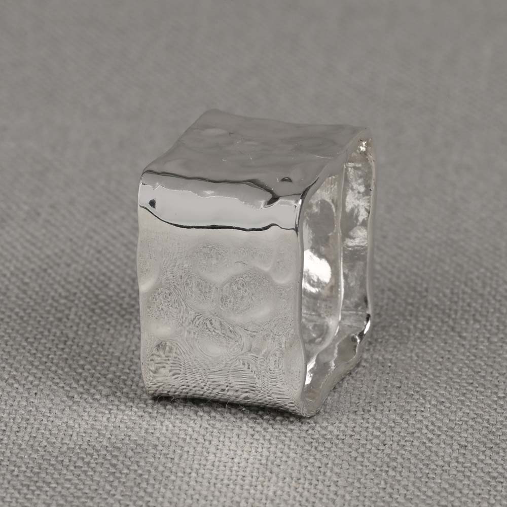 Ring gemaakt van 925 sterling zilver. Deze ring is bijzonder in zijn soort dankzij de vierkante vorm. Combineer met andere sieraden uit de collectie van Jeh Jewels.