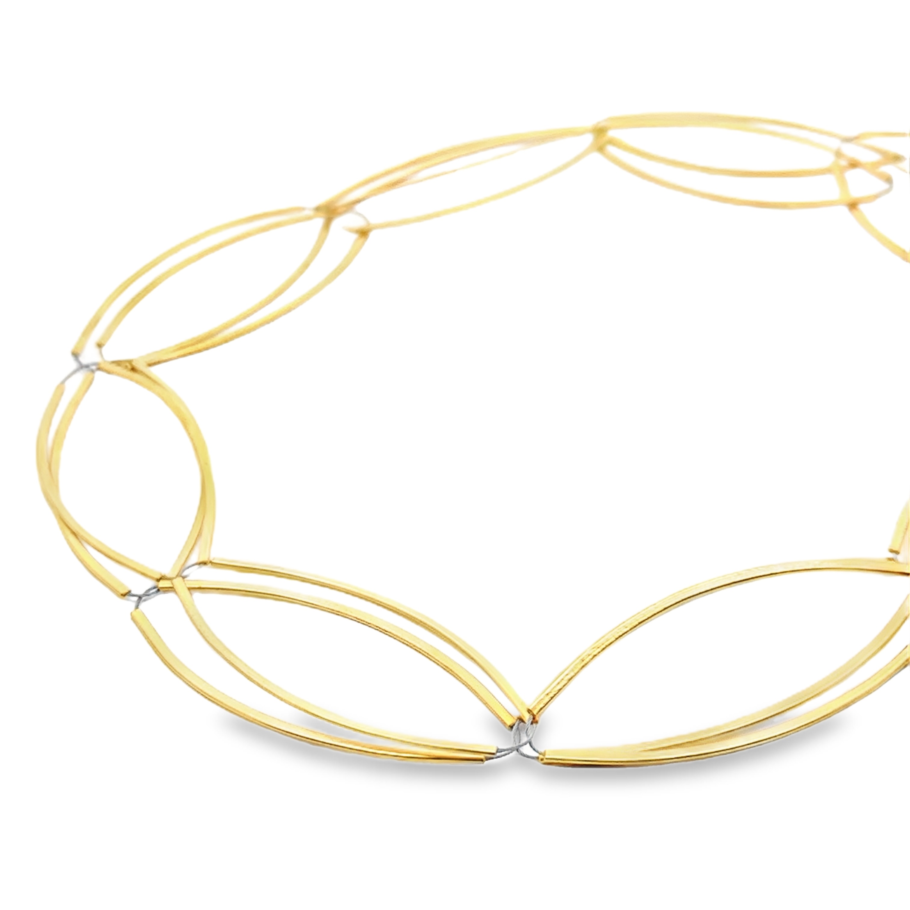 Das Collier Silber vergoldet, Modellnummer 19252, besticht durch ein elegantes Design auf einem robusten Stahlseil und ist 100 cm lang. Dieses vielseitige Schmuckstück kann lang oder doppelt getragen werden, um verschiedene Looks zu kreieren. Perfekt sowohl für den Alltag als auch für besondere Anlässe, verleiht es jedem Outfit einen Hauch von Raffinesse.