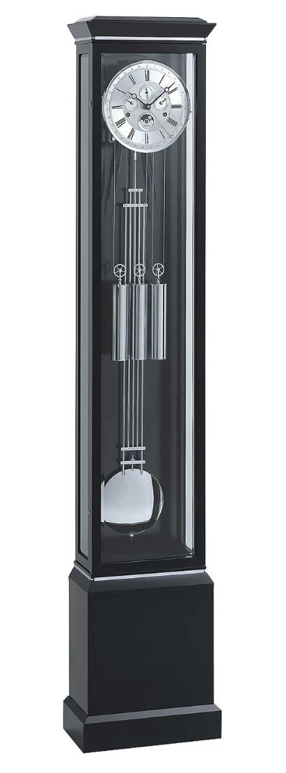 Luxe Kieninger staande klok zwart gelakt met metaal inleg. 190 cm hoog, 38,5 cm breed en 19,5 cm diep. Uurwerk Kieninger RS007 met Westminster slagwerk. Wijzerplaat, slinger en gewicht set in Nickel. Wijzerplaat met maanstand, dag, datum en maand aanduiding. Uitgevoerd met een Compensatie slinger.