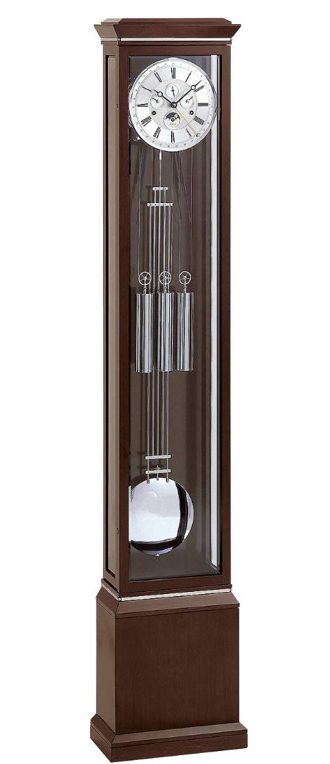 Luxe Kieninger staande klok notenhout met metaal inleg. 190 cm hoog, 38,5 cm breed en 19,5 cm diep. Uurwerk Kieninger RS007 met Westminster slagwerk. Wijzerplaat, slinger en gewicht set in Nickel. Wijzerplaat met maanstand, dag, datum en maand aanduiding. Uitgevoerd met een Compensatie slinger.