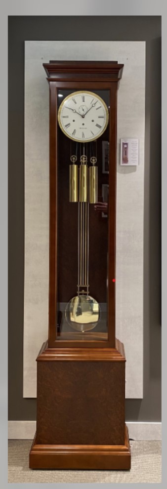 K&K EXCLUSIVE DESIGN VIENNA
De vraag naar een strakke, wat meer traditionele staande klok heeft ertoe geleid dat wij een geheel eigen staande klok hebben ontwikkeld.

Bij het ontwerp en de bouw van deze K&K Exclusive Design Vienna stond voorop dat de kwaliteit op een hoog niveau moest komen. Zowel de kast als het uurwerk moesten een kwaliteit hebben, goed voor meerdere generaties.

De kast is van massief hout, leverbaar in een beperkte gelimiteerde oplage, en is voorzien van Facet geslepen glas.

Het hoogglans gepolijste, Kieninger kabeluurwerk heeft 3 gewichten, een Westminster slagwerk en is speciaal gebouwd voor deze gelimiteerde serie.
Het heeft een echt Emaillen wijzerplaat, een Compensatie slinger met fijn afregeling en een echte secondetik.
Tevens is het uurwerk voorzien van een slagwerk met automatisch nachtuitschakeling.

Liever als wandklok: geen probleem, de kast is voorzien van een afneembare onderkant. Hierdoor heeft u ook de mogelijkheid de klok als wandklok te installeren.
Uiteraard leveren wij dan de onderkant netjes verpakt erbij, zodat u deze kunt bewaren en altijd de mogelijkheid heeft om er toch weer een staande klok van te maken.