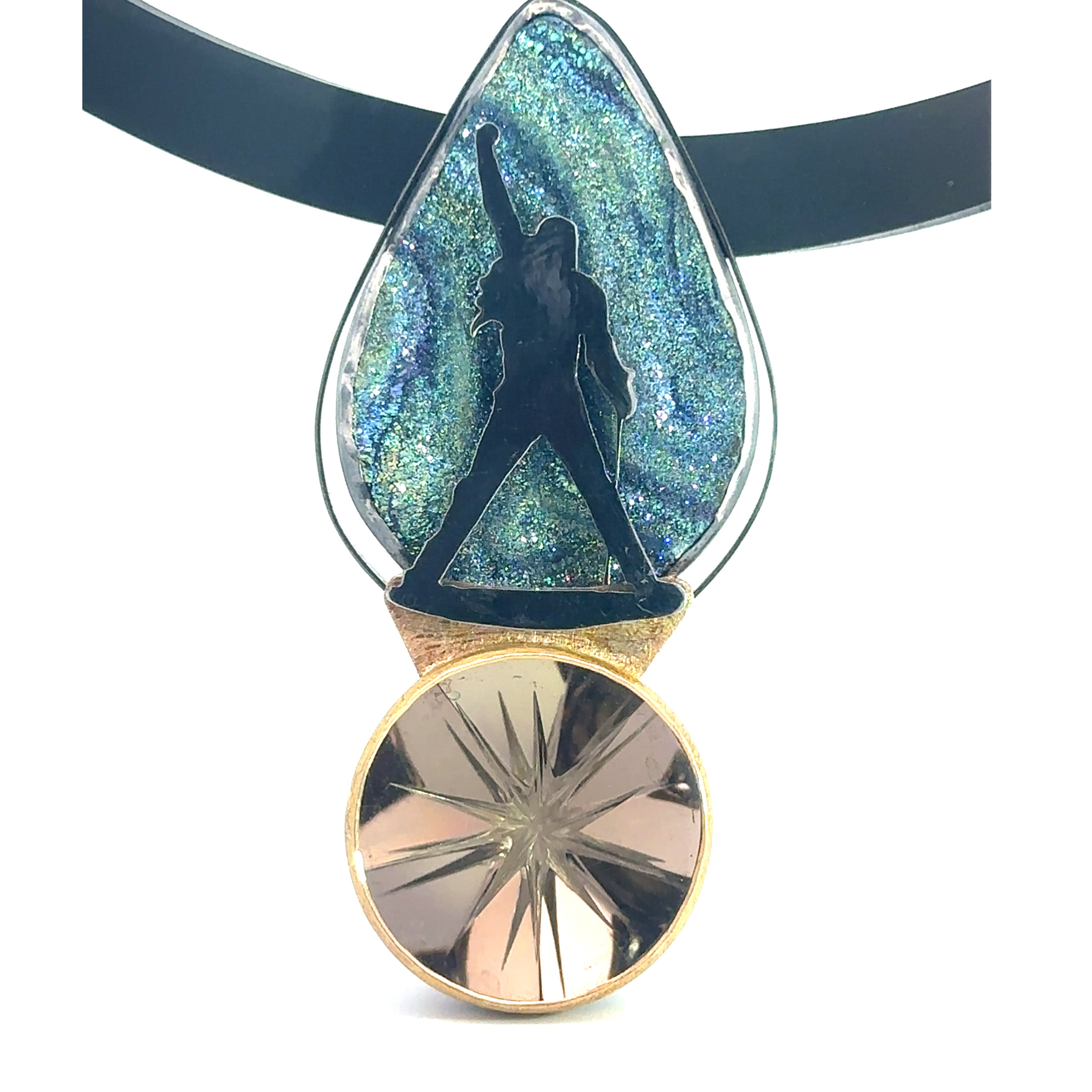 Edler Männerschmuck für den Hemdkragen. Dieser auffällige Anhänger kombiniert Kunst und Eleganz. Mit einem funkelnden, blauen Hintergrund aus einem natürlich gewachsenen Chalcedon Drüse und einer stilisierten Figur, die die Leidenschaft der Musik verkörpert, ist er das perfekte Schmuckstück für jeden Musikliebhaber. Und garantiert einen starken Auftritt. Ein dreidimensional geschliffener, perfekt klarer Rauchquarz bildet den strahlenden Abschluß dieses schicken Männerschmucks. Länge: ca. 70mm, gefertigt in Gold 900 und geschwärztem Silber, UNIKAT