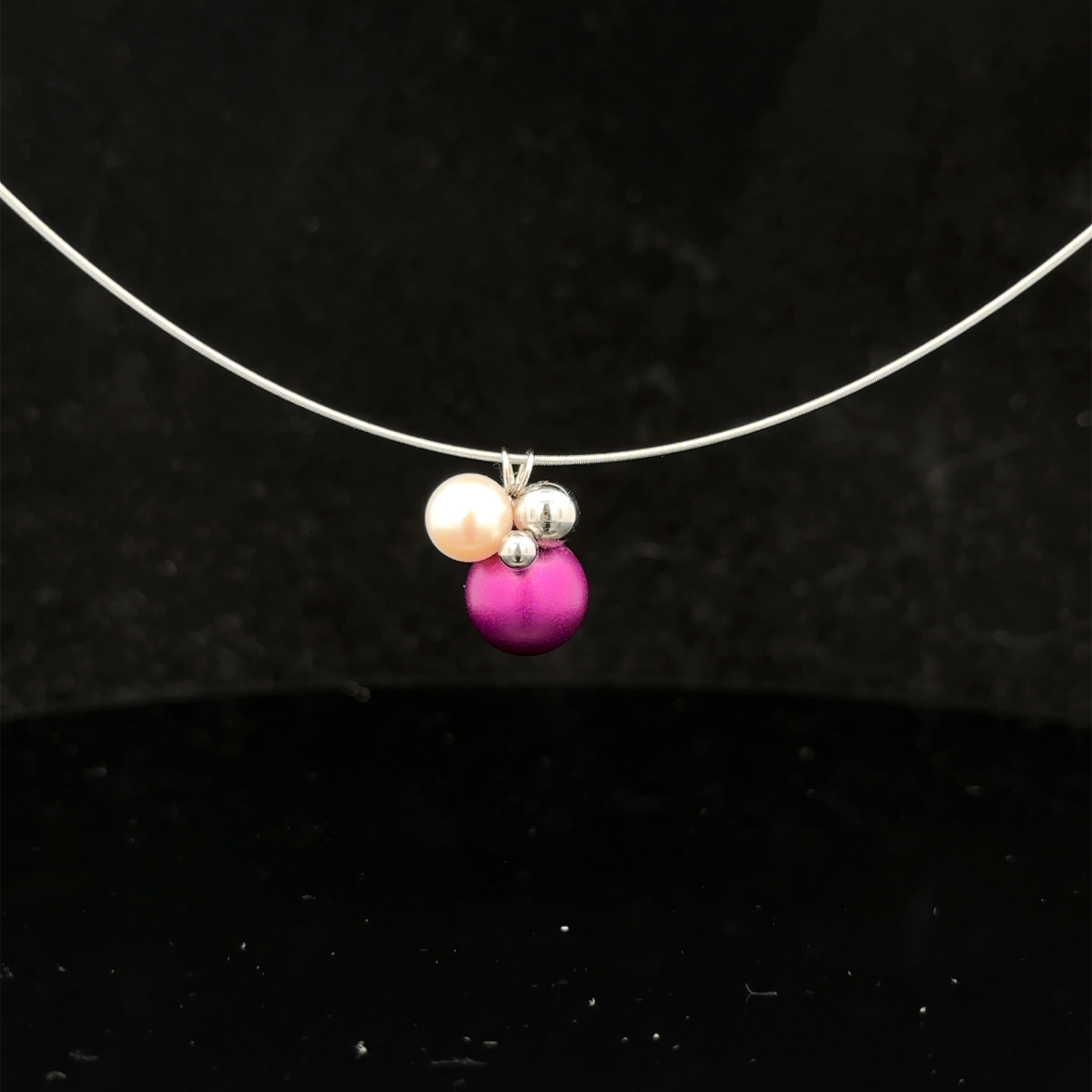 Der Anhänger Aluminium eloxiert  besticht durch seine Vielseitigkeit in verschiedenen Farben. Als edler Anhänger kann er ideal an einer Kette oder einem Armband getragen werden. Perfekt für individuelle Styling-Optionen geeignet, verleiht er jedem Outfit einen modernen Touch. Ein Must-Have für Schmuckliebhaber, die das Besondere suchen.