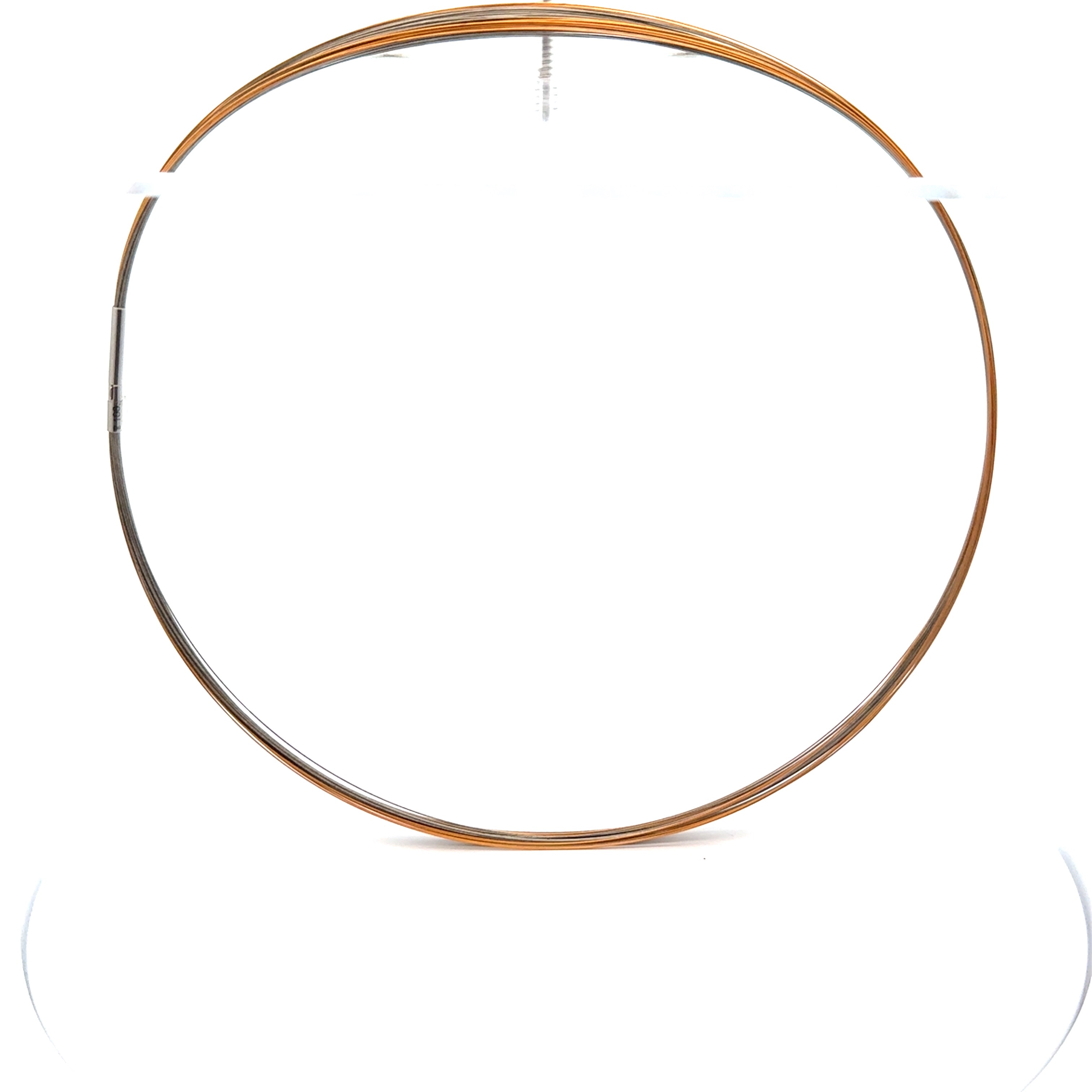 Dieses Seilcollier Stahl bicolor vergoldet, Modellnummer 13662, ist ein elegantes Schmuckstück für Damen. Als Halskette aus der Kategorie Schmuck bietet es einen modernen, zweifarbigen Look in Stahl und Vergoldung. Am besten kombinieren Sie es mit einem schlichten Outfit, um seine Eleganz hervorzuheben. Ideal für besondere Anlässe oder als luxuriöses Alltagsaccessoire.