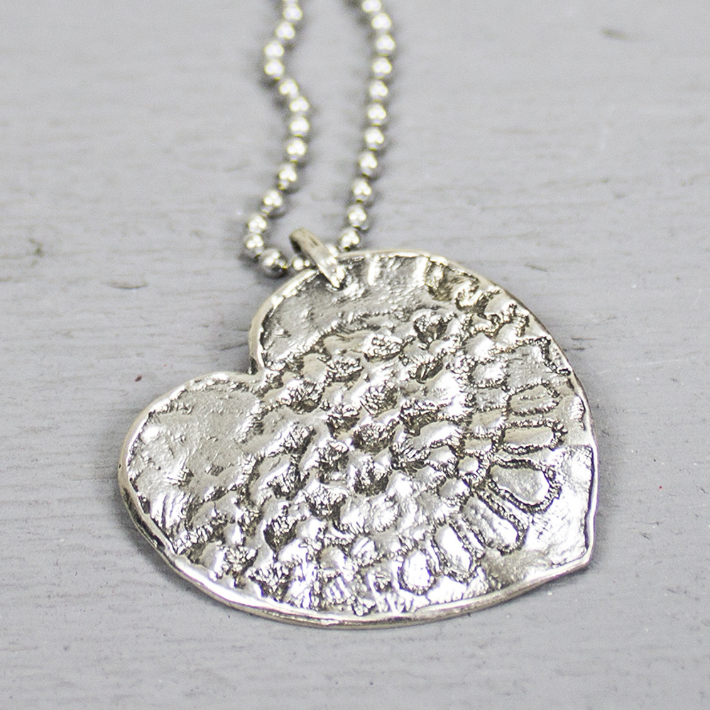 Het hart is het universele symbool voor de liefde. Het staat voor vreugde, vriendschappen en hartstocht. Vroeger werden harten ook veelvuldig gebruikt ter bescherming tegen kwade geesten. De glans van 925 sterling zilver maakt het een gewild edelmetaal voor de vervaardiging van sieraden. Het bestaat uit 92.5% puur zilver en 7,5% koper. Puur zilver is een zacht en buigzaam materiaal. Het koper in 925 sterling zilver zorgt voor de stevigheid. De sieraden van Jeh Jewels zijn nikkelvrij.