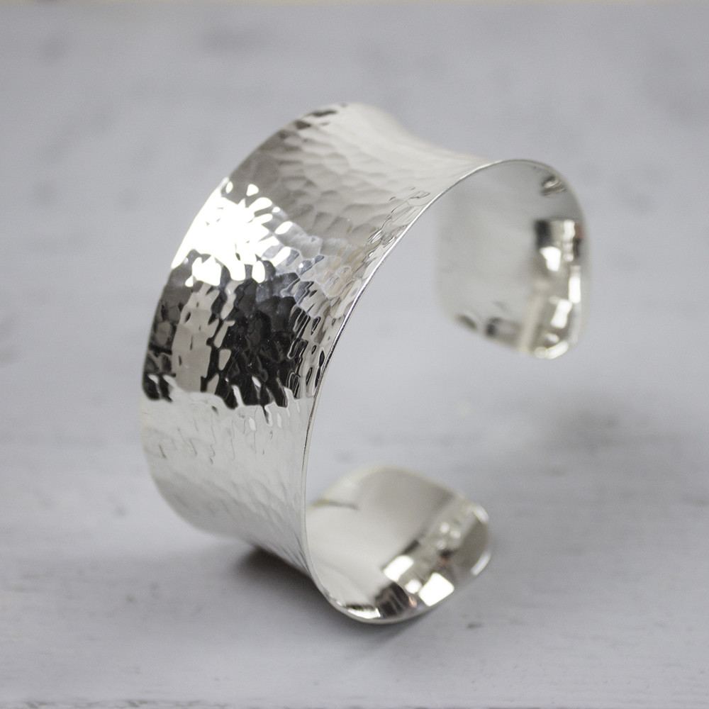 Klemarmband uit de Silver-collectie van Jeh Jewels, gemaakt van 925 sterling zilver met hamerslag. Deze klemarmband heeft hierdoor een mooie structuur. Combineer met een paar mooie oorbellen, een ring en collier voor een complete look!