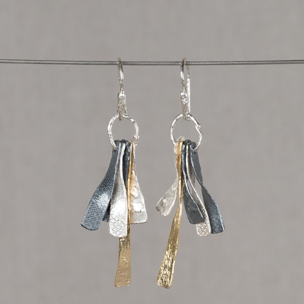 Oorhangers uit de Touch of Gold-collectie van Jeh Jewels, gemaakt van 925 sterling zilver met geoxideerd zilver en een verguld laagje. De oorhangers bestaan uit drie kleuren, waardoor het een gewild item is. Combineer deze oorhangers met onze driekleurige sieraden.