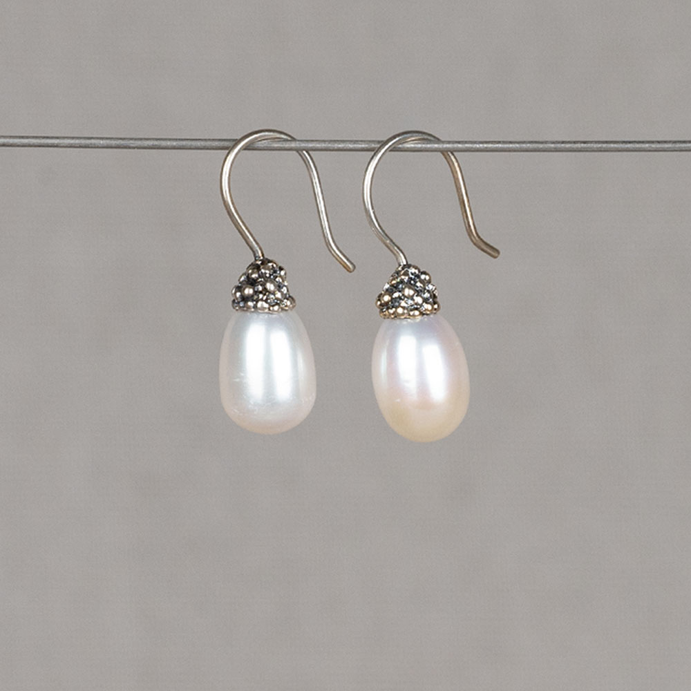 Stijlvolle oorhangers gemaakt van 925 sterling zilver in combinatie met een witte parel uit de Mix & Match collectie van Jeh Jewels. Parels ontstaan als reactie op een binnengedrongen deeltje zoals zand of een parasiet in de schelp. De inkapseling van deze indringer zorgt uiteindelijk voor de parel. Zij zijn er in vele kleuren en staan bekend om hun mooie parelmoer glans. Zoetwaterparels zijn vaak rond maar kunnen ook onregelmatig zijn van vorm.