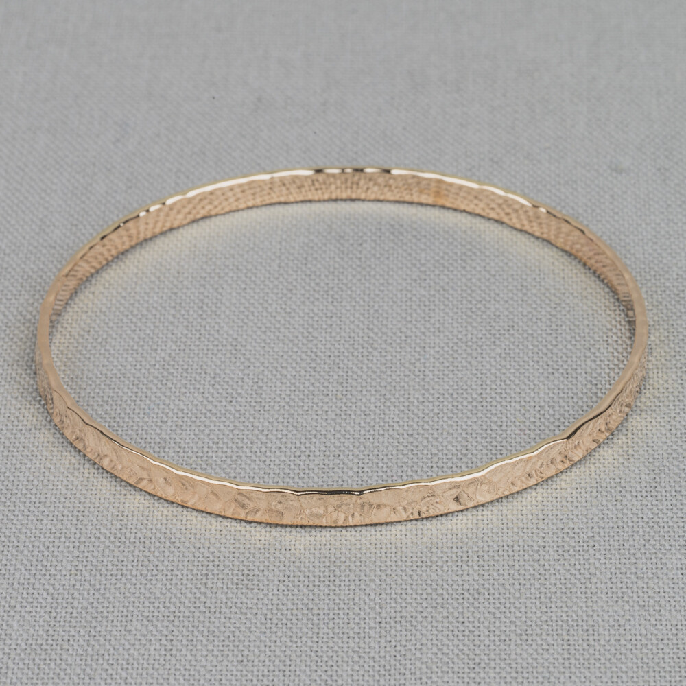 Deze rinkelarmband is gemaakt van Goldfilled en heeft een hamerslag effect. Deze armband kan perfect gecombineerd worden met andere armbanden van Jeh!