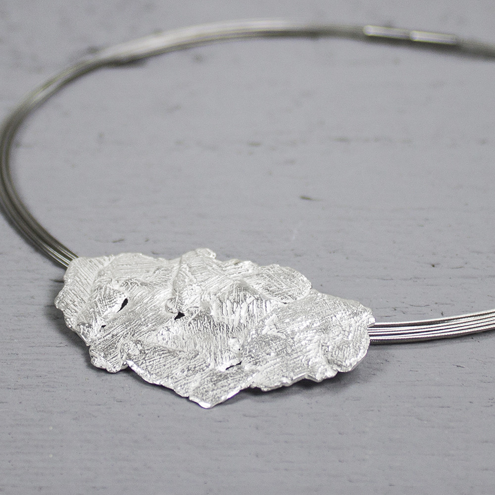 Deze hanger is gemaakt van 925 sterling zilver en kan gedragen worden aan een 5 draad spang. Dit is een brede hanger waarbij er verschillende zilveren lagen over elkaar heen lopen. Wat een rustieke uitstraling geeft. De glans van 925 sterling zilver maakt het een gewild edelmetaal voor de vervaardiging van sieraden. Het bestaat uit 92,5% puur zilver en 7,5% koper. Puur zilver is een zacht en buigzaam materiaal, het koper in 925 sterling zilver zorgt voor de stevigheid. De sieraden van Jeh Jewels zijn nikkel vrij.