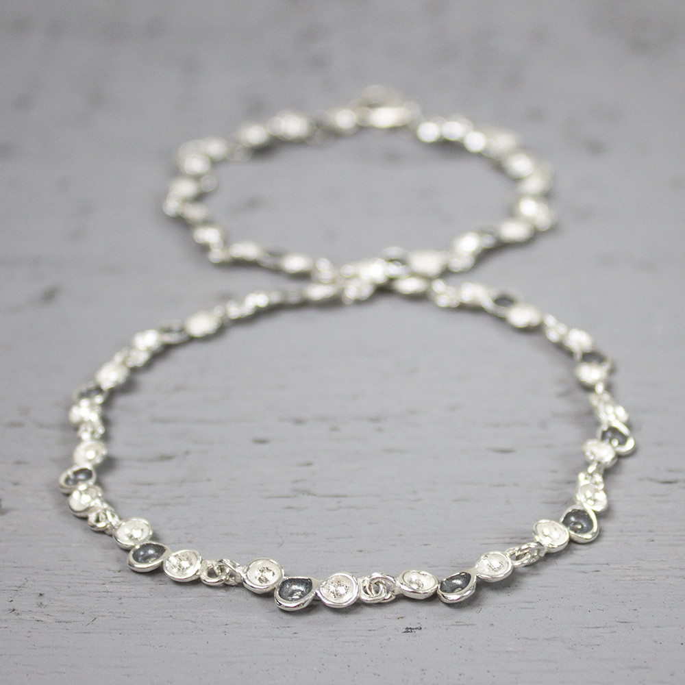 Prachtig collier, gemaakt van 925 sterling zilver, met geoxideerd zilver. Het collier bevat schakels bestaande uit drie druppels, waarvan de middelste geoxideerd is. Het is een dun collier en staat dus ook prachtig op een smalle hals.