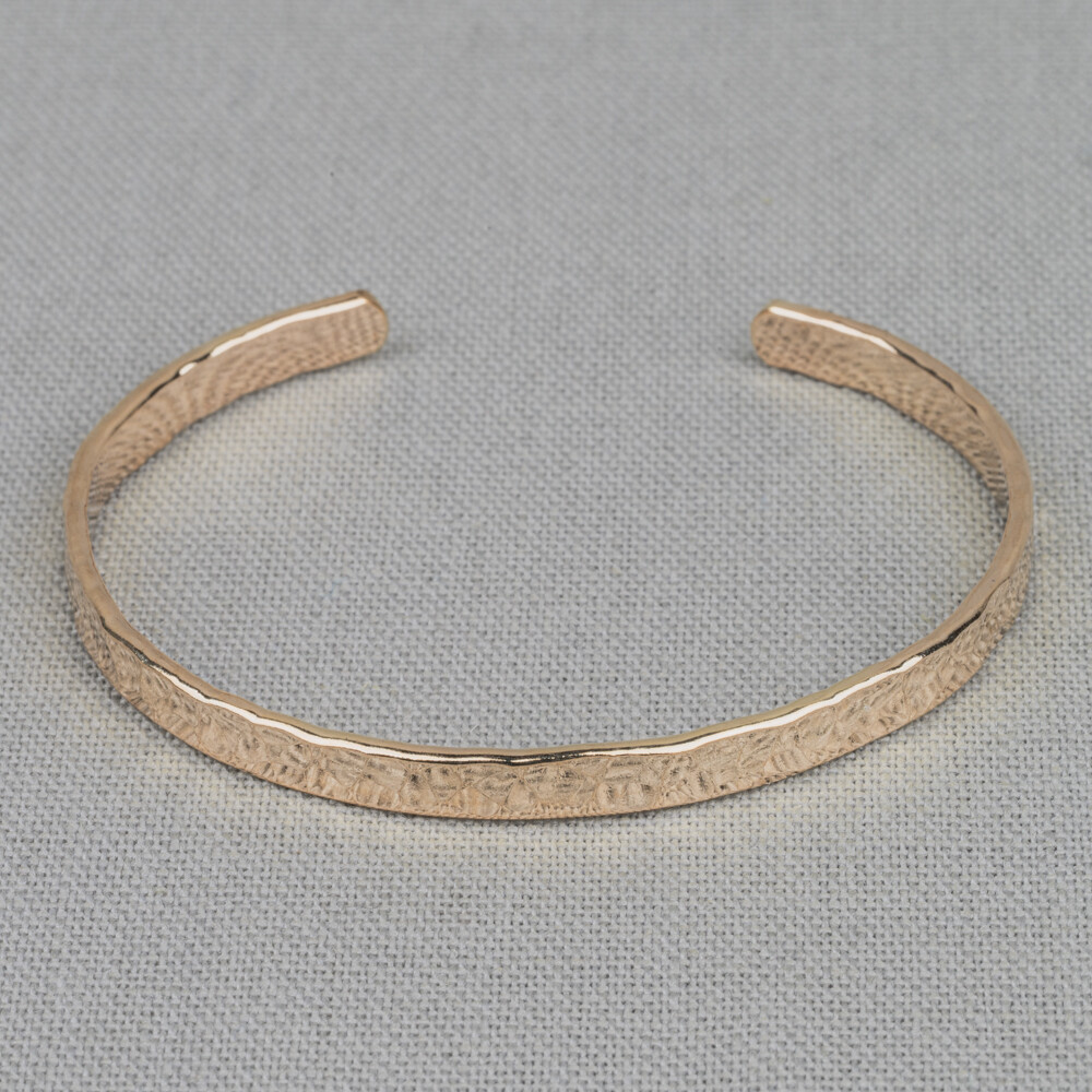 Klemarmband van Jeh Jewels, gemaakt van goldfilled. De armband past goed bij de trend van nu, het combineren van verschillende edelmetalen. De armband heeft een opening zodat hij vrijwel om iedere pols past. Gold filled komt uit Amerika en wordt daar al langer gebruikt voor de vervaardiging van sieraden met een "touch of gold" voor een betaalbare prijs. Het gold filled blijft op kleur, is slijtvast en de 14karaats goudlaag is dik genoeg om lang te kunnen genieten van de warme uitstraling van goud. Gold filled wordt veelal ook goed verdragen door mensen die allergisch zijn voor andere metalen dan goud.