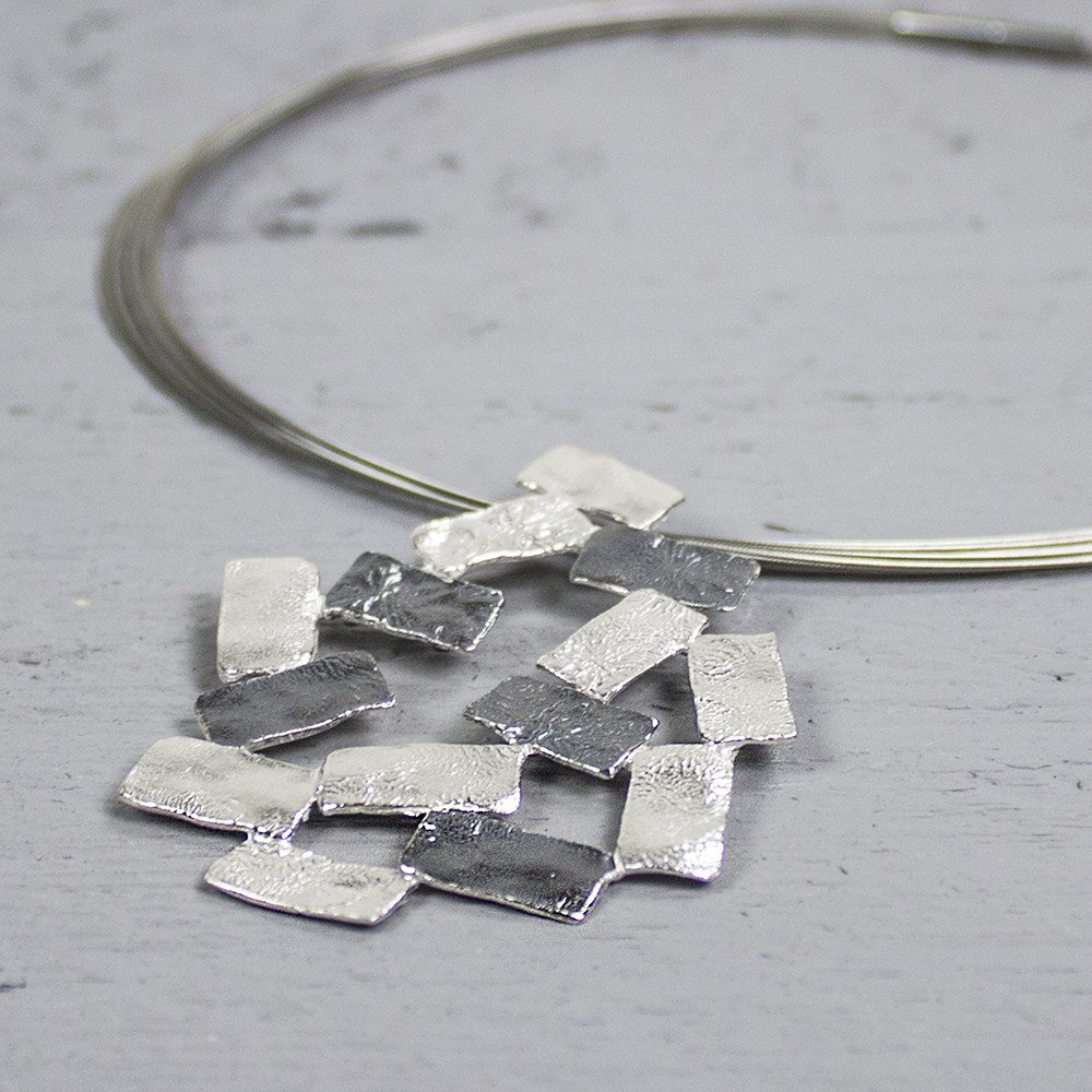 Deze hanger is gemaakt van 925 sterling zilver en geoxideerd zilver. De hanger bestaat uit meerdere losse blokjes die op een creatieve manier met elkaar verbonden zijn. De glans van 925 sterling zilver maakt het een gewild edelmetaal voor de vervaardiging van sieraden. Het bestaat uit 92,5% puur zilver en 7,5% koper. Puur zilver is een zacht en buigzaam materiaal, het koper in 925 sterling zilver zorgt voor de stevigheid. De sieraden van Jeh Jewels zijn nikkel vrij.