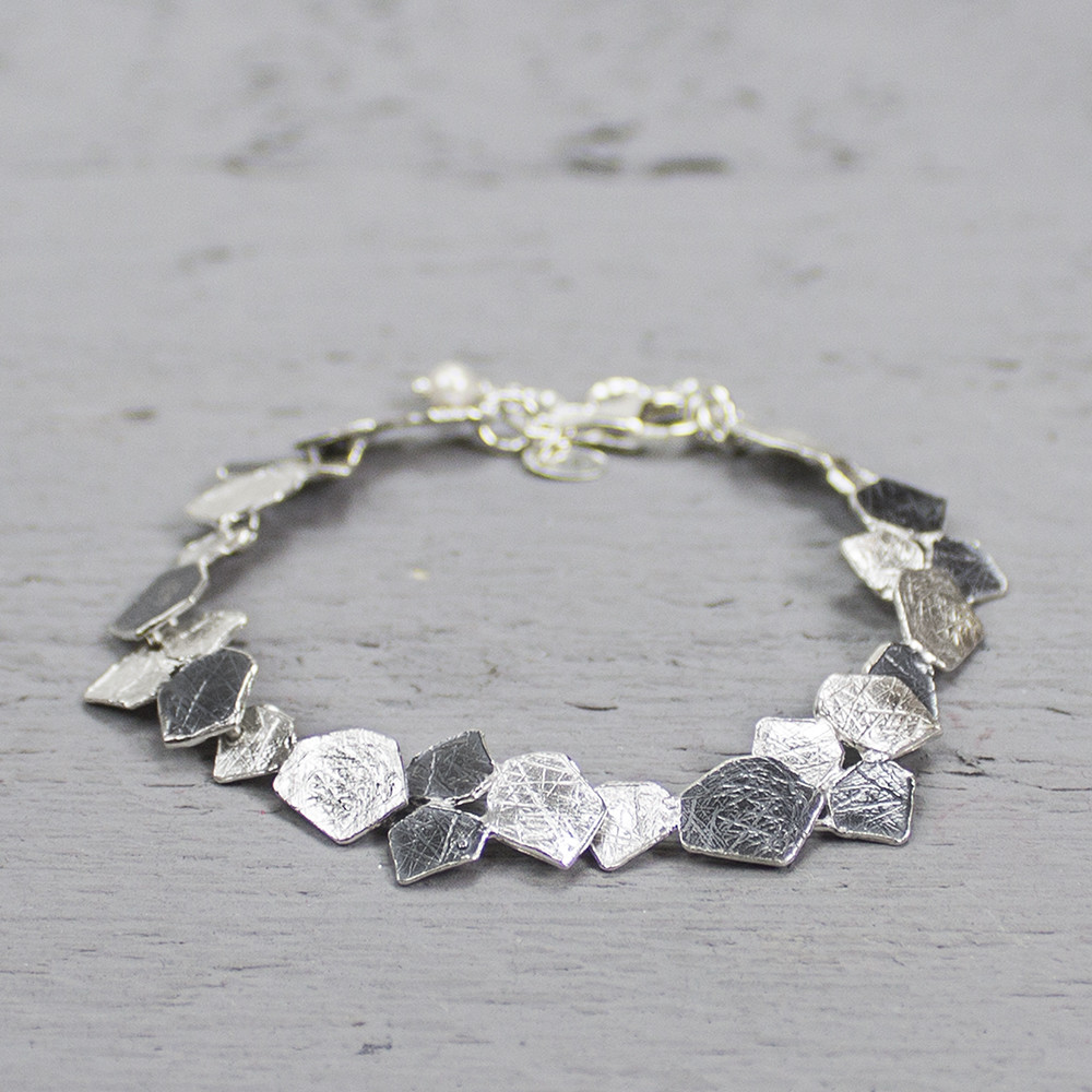 Deze armband is gemaakt van 925 sterling zilver. Enkele schakels zijn geoxideerd wat zorgt voor een mooi zwart-wit patroon. De schakels zelf hebben leuke en afwisselende organische vormen. Combineer met het bijpassende collier voor een complete look!
