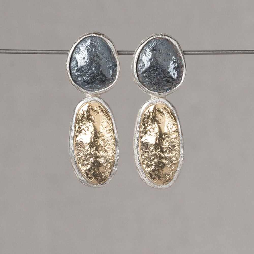 Oorbel gemaakt van 925 sterling zilver, geoxideerd zilver en verguld zilver. Combineer met een mooi collier, een ring en een armband voor een complete look!