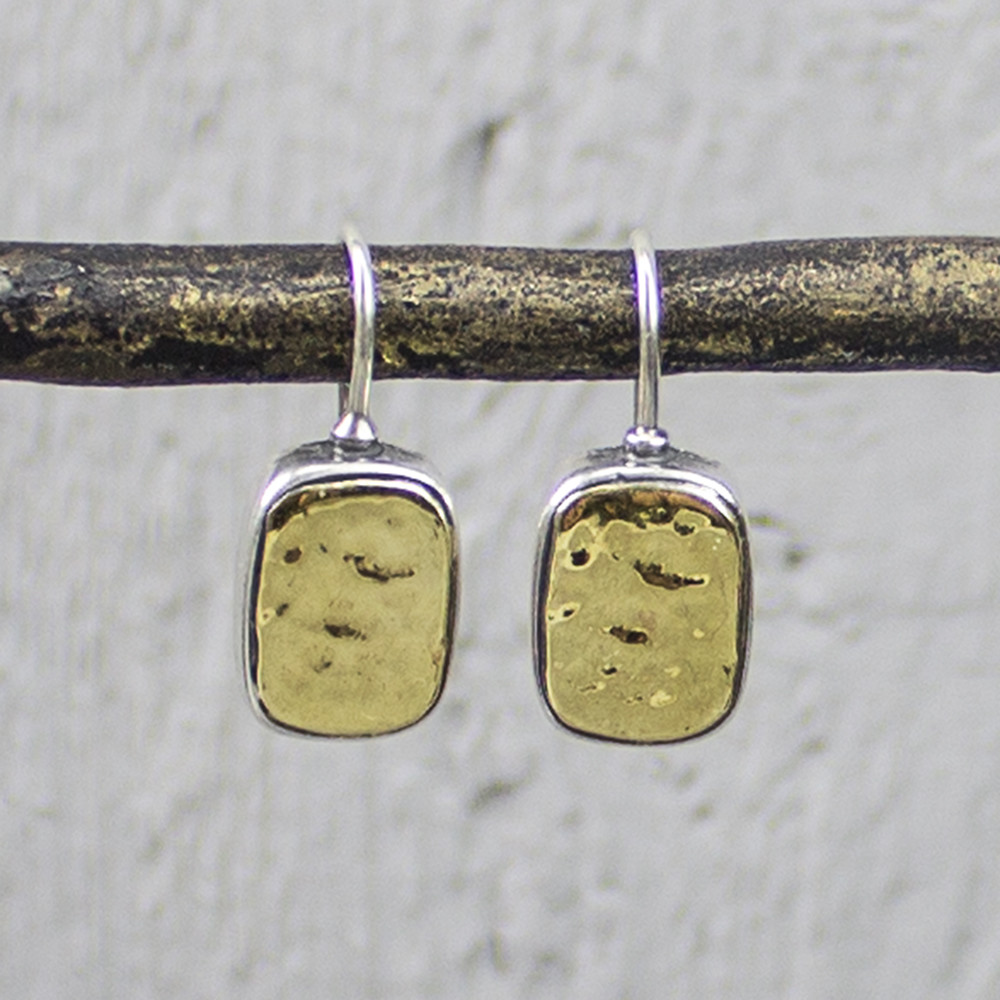 Oorhanger rechthoek met 9 karaat goud. De glans van 925 sterling zilver maakt het een gewild edelmetaal voor de vervaardiging van sieraden. Het bestaat uit 92,5% puur zilver en 7,5% koper. Puur zilver is een zacht en buigzaam materiaal, het koper in 925 sterling zilver zorgt voor de stevigheid. De sieraden van Jeh Jewels zijn nikkel vrij.