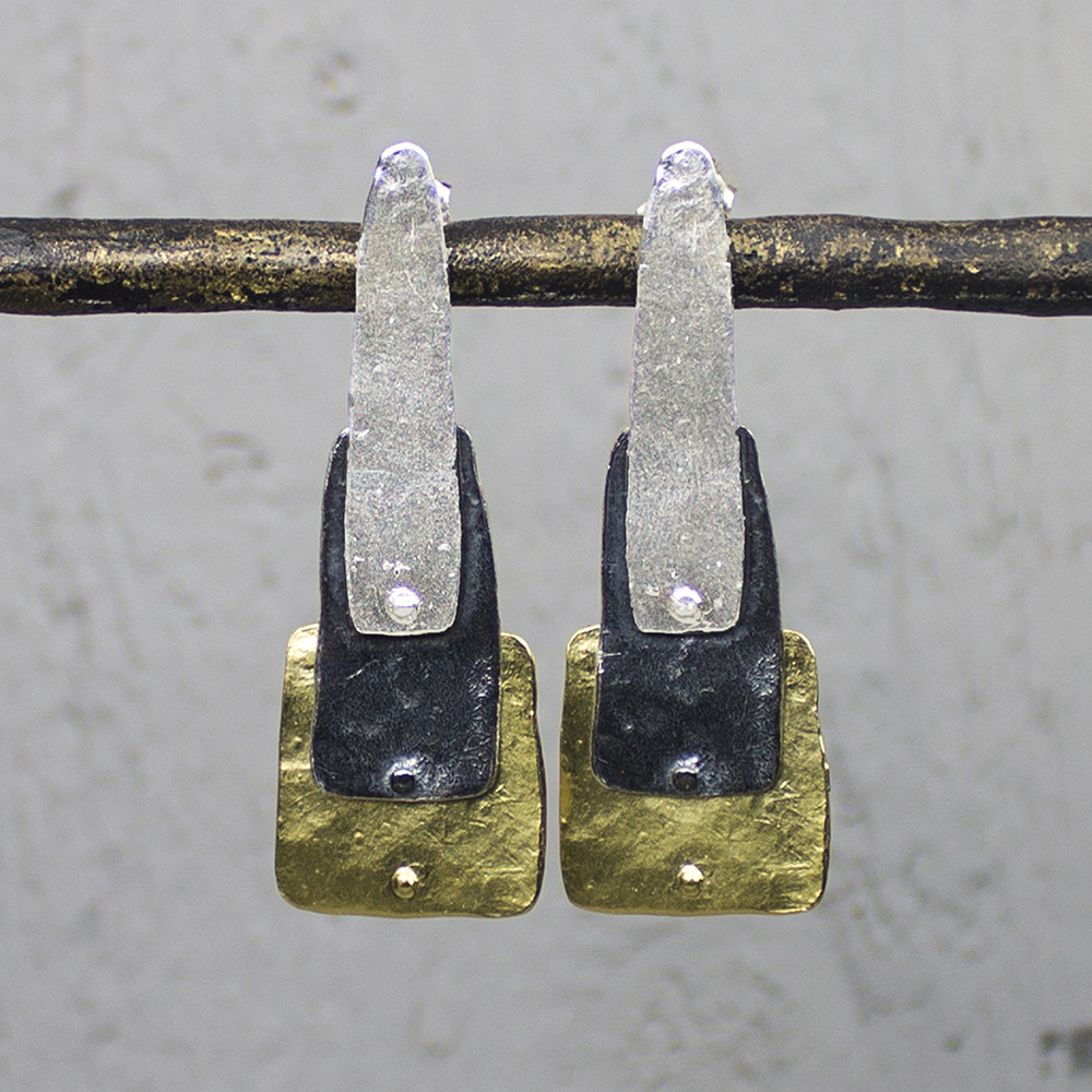 Oorsteker gestapeld gemaakt van 925 sterling zilver, geoxideerd zilver en zilver verguld. De glans van 925 sterling zilver maakt het een gewild edelmetaal voor de vervaardiging van sieraden. Het bestaat uit 92,5% puur zilver en 7,5% koper. Puur zilver is een zacht en buigzaam materiaal, het koper in 925 sterling zilver zorgt voor de stevigheid. De sieraden van Jeh Jewels zijn nikkel vrij. Op dit sieraad is gebruik gemaakt van geoxideerd zilver, dit is een oppervlakte bewerking. Het is mogelijk dat de geoxideerde laag na verloop van tijd door slijtage vervaagd. Vergulden is het bedekken van een voorwerp met een laagje goud. Dit artikel is door een goudbad gehaald wat ervoor zorgt dat het zilver volledig bedekt wordt met een laagje goud. Resultaat een mooie glanzende afwerking met een laagje echt goud wat ook wel silverplated of goldplated wordt genoemd.