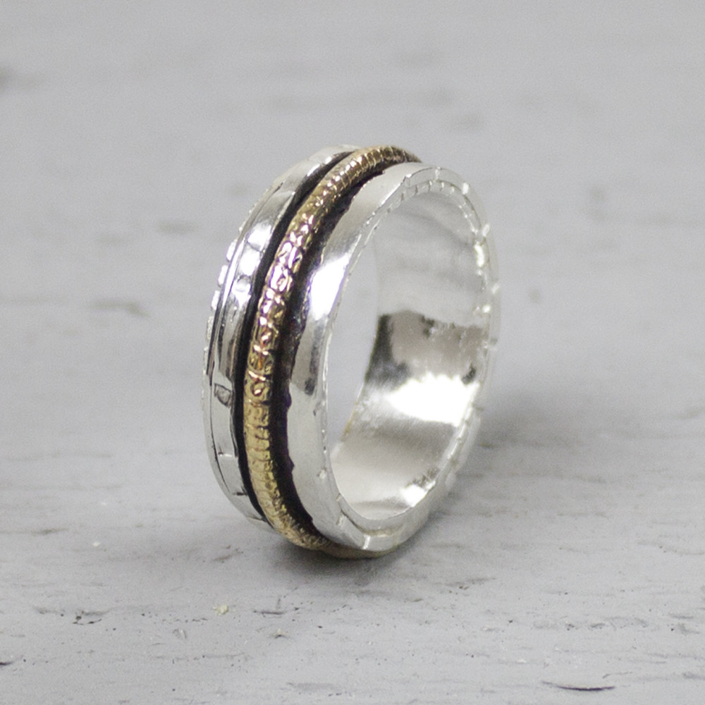 Bijzondere ring gemaakt van (geoxideerd) 925 sterling zilver en gold filled. De twee ringen in het midden van de ring kunnen bewegen, dit zorgt voor een speels effect. Onder de ring is gebruik gemaakt van geoxideerd zilver. Doordat de ringen speels bewegen, is het mogelijk dat de geoxideerde laag na verloop van tijd vervaagd. De glans van 925 sterling zilver maakt het een gewild edelmetaal voor de vervaardiging van sieraden. Het bestaat uit 92,5% puur zilver en 7,5% koper. Puur zilver is een zacht en buigzaam materiaal, het koper in 925 sterling zilver zorgt voor de stevigheid. De sieraden van Jeh Jewels zijn nikkel vrij. Gold filled komt uit Amerika en wordt daar al langer gebruikt voor de vervaardiging van sieraden met een "touch of gold" voor een betaalbare prijs. Het gold filled blijft op kleur, is slijtvast en de 14karaats goudlaag is dik genoeg om lang te kunnen genieten van de warme uitstraling van goud. Gold filled wordt veelal ook goed verdragen door mensen die allergisch zijn voor andere metalen dan goud.