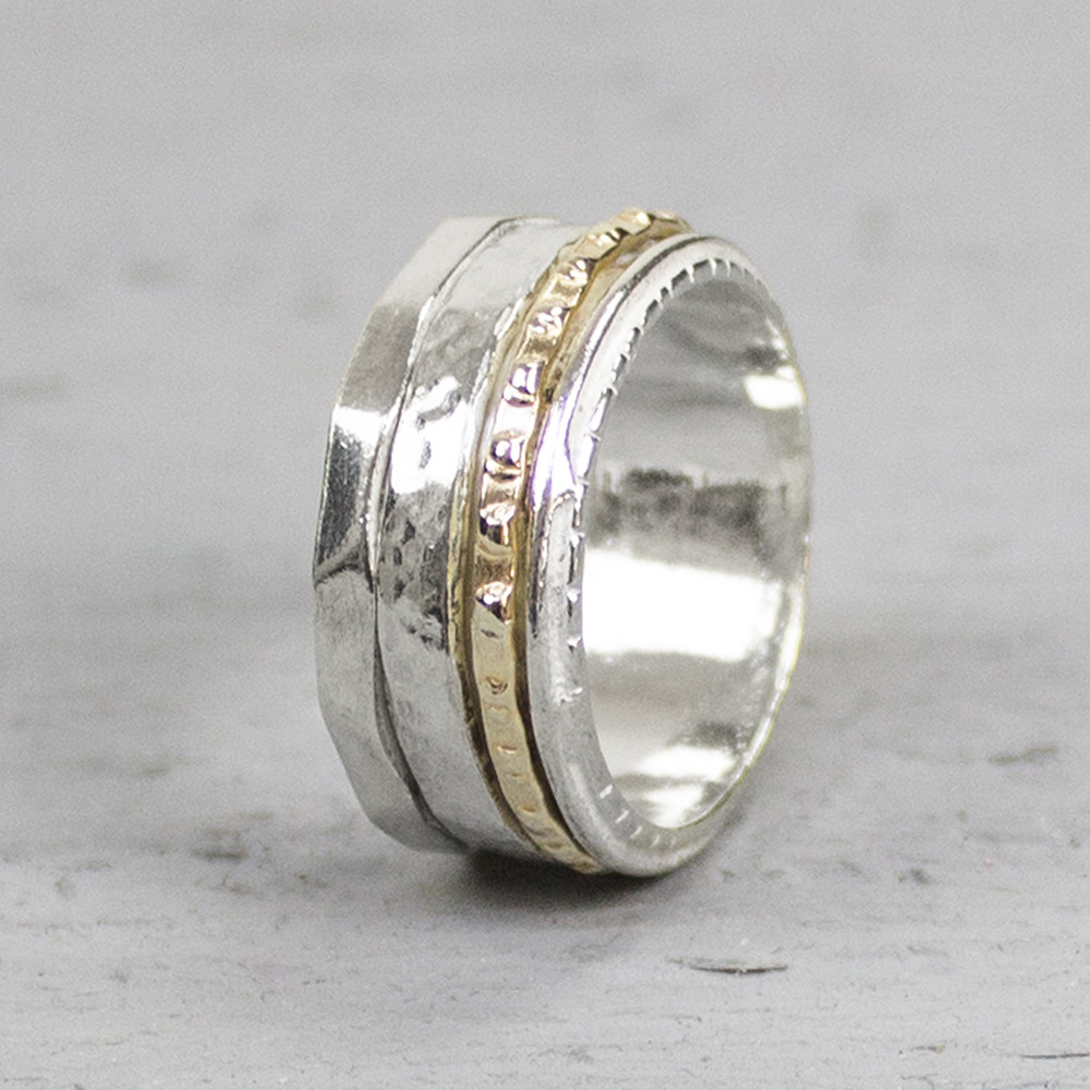 Bijzondere ring gemaakt van 925 sterling zilver en gold filled. De ringen in het midden van de ring kunnen bewegen, dit zorgt voor een speels effect. De glans van 925 sterling zilver maakt het een gewild edelmetaal voor de vervaardiging van sieraden. Het bestaat uit 92,5% puur zilver en 7,5% koper. Puur zilver is een zacht en buigzaam materiaal, het koper in 925 sterling zilver zorgt voor de stevigheid. De sieraden van Jeh Jewels zijn nikkel vrij. Gold filled komt uit Amerika en wordt daar al langer gebruikt voor de vervaardiging van sieraden met een "touch of gold" voor een betaalbare prijs. Het gold filled blijft op kleur, is slijtvast en de 14karaats goudlaag is dik genoeg om lang te kunnen genieten van de warme uitstraling van goud. Gold filled wordt veelal ook goed verdragen door mensen die allergisch zijn voor andere metalen dan goud.