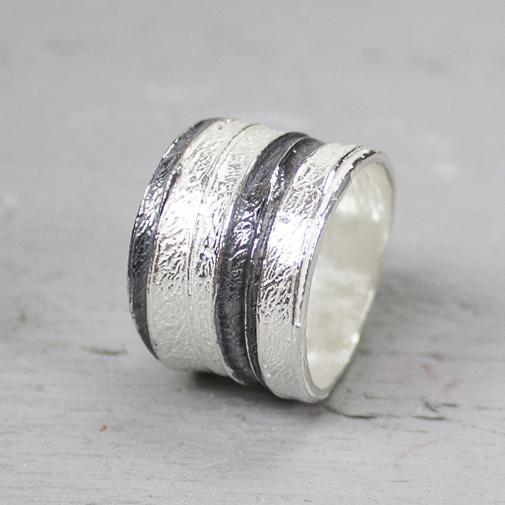 Deze ring is gemaakt van 925 sterling zilver en geoxideerd zilver. De zilveren ring omarmt de vinger en past uitstekend bij de andere zwartwit sieraden van Jeh Jewels. De glans van 925 sterling zilver maakt het een gewild edelmetaal voor de vervaardiging van sieraden. Het bestaat uit 92.5% puur zilver en 7,5% koper. Puur zilver is een zacht en buigzaam materiaal. Het koper in 925 sterling zilver zorgt voor de stevigheid. De sieraden van Jeh Jewels zijn nikkelvrij.