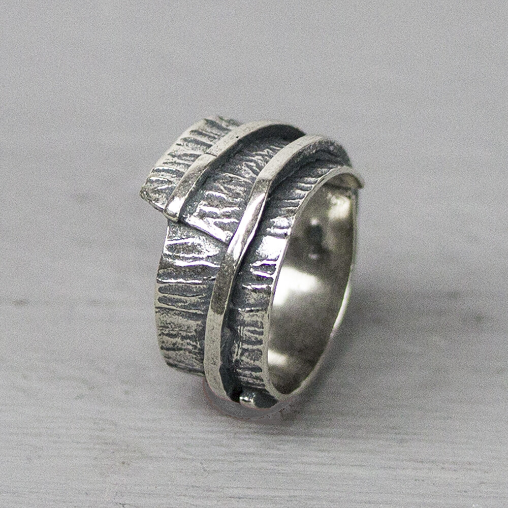 Ring gemaakt van 925 sterling zilver, met textuur en over de ring lopende streep. De glans van 925 sterling zilver maakt het een gewild edelmetaal voor de vervaardiging van sieraden. Het bestaat uit 92,5% puur zilver en 7,5% koper. Puur zilver is een zacht en buigzaam materiaal, het koper in 925 sterling zilver zorgt voor de stevigheid. De sieraden van Jeh Jewels zijn nikkel vrij.